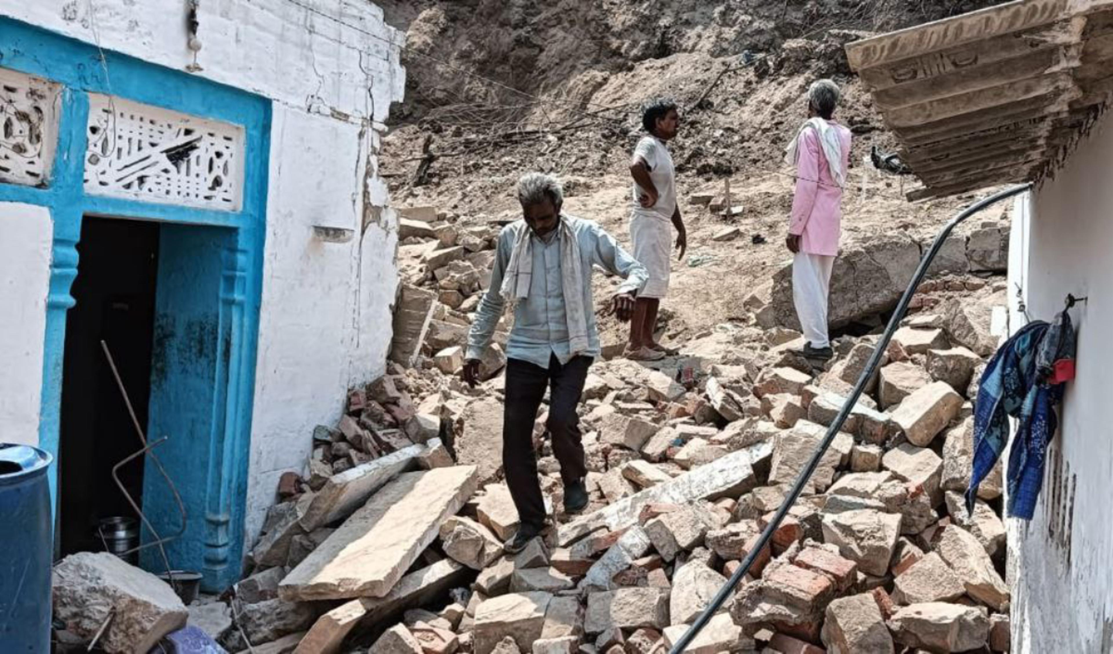 Breaking – भिंड में बड़ा हादसा, मकान ढहने से महिला- बच्चों समेत 8 लोग दबे, एक शव
निकला