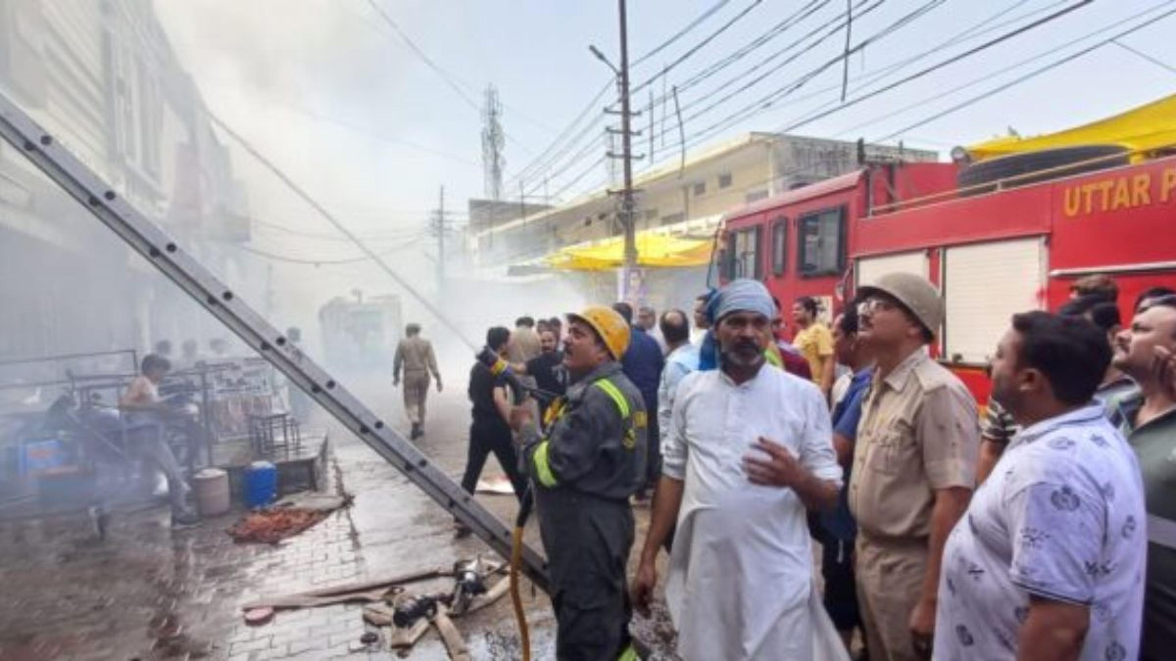 Hapur News: साड़ी के शोरूम में लगी भीषण आग, लाखों का सामान जलकर हुआ खाक