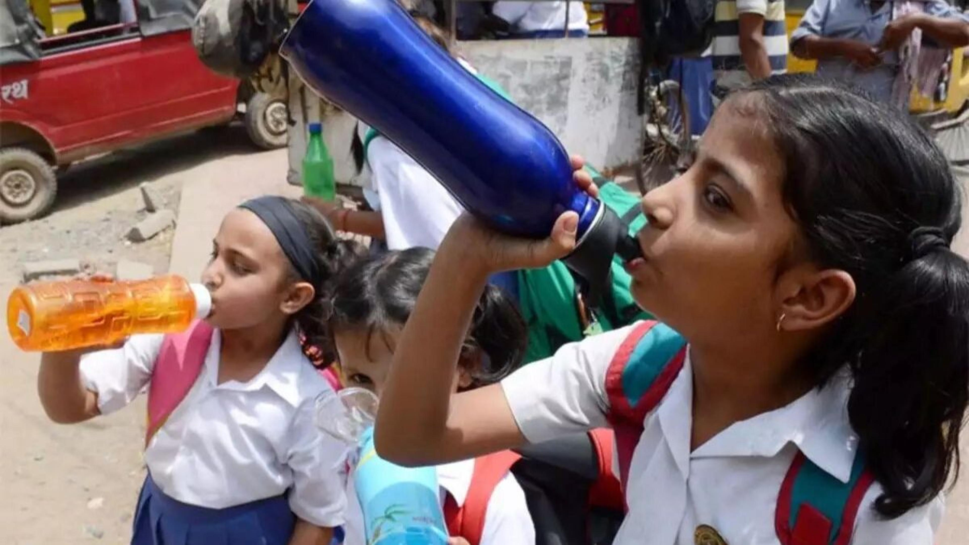 Heat Wave: बिहार, राजस्थान के बाद अब यूपी सरकार ने लिया एक्शन, बदला स्कूल और
मदरसों का समय 