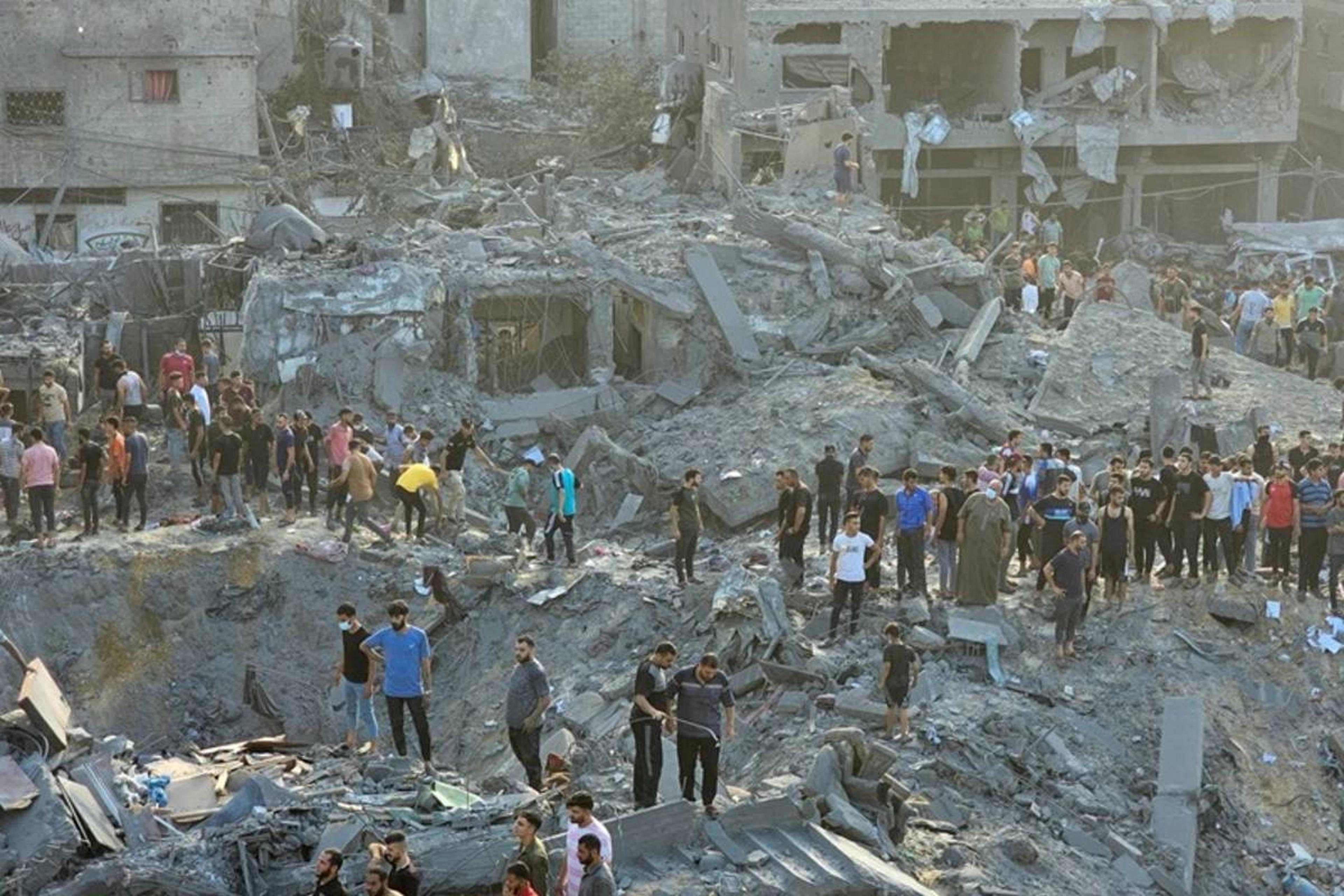 Israel-Hamas War : इज़राइल ने शरणार्थी शिविरों पर की बमबारी, एक दिन में 32 लोग
मारे गए