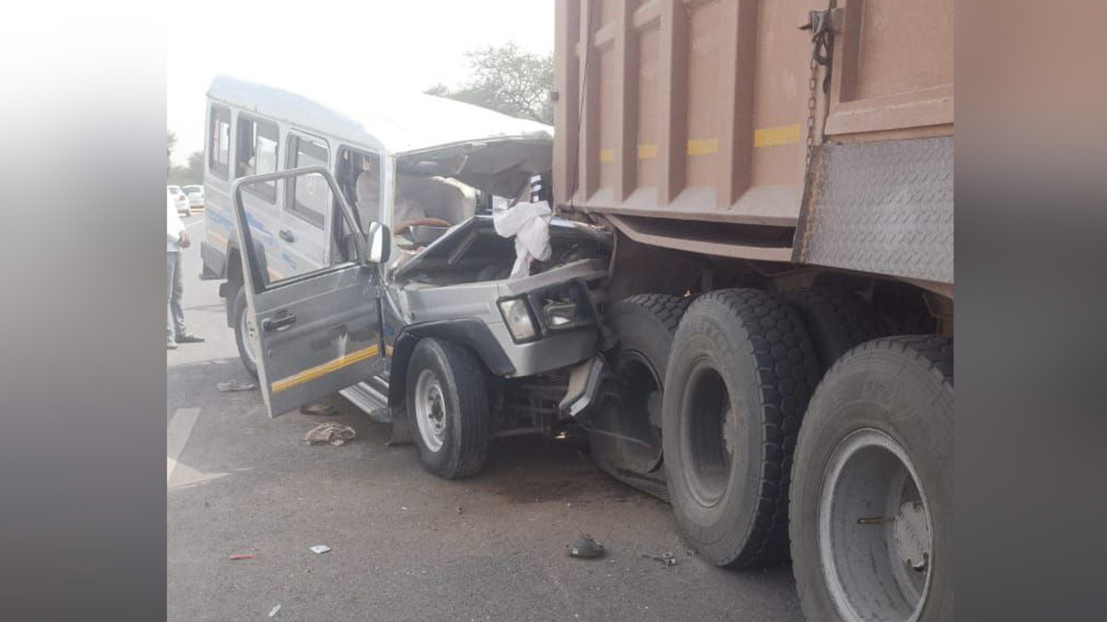 राजस्थान में दर्दनाक हादसा, ट्रक में घुसी क्रूजर गाड़ी, 6 लोगों की मौत