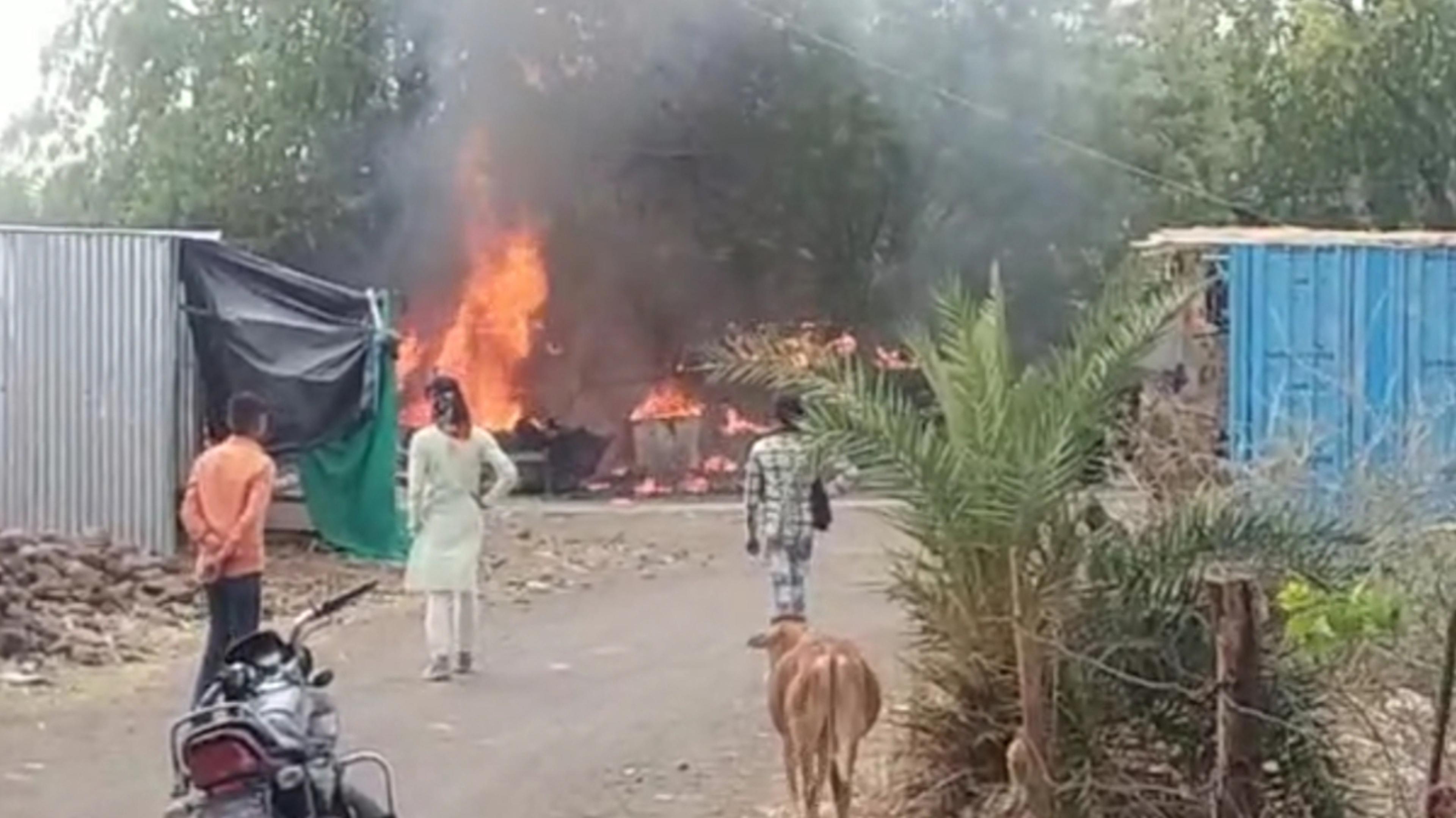 शॉर्ट सर्किट से गुमटी में लगी आग, रुपए निकालने गई बालिका की मौके पर मौत