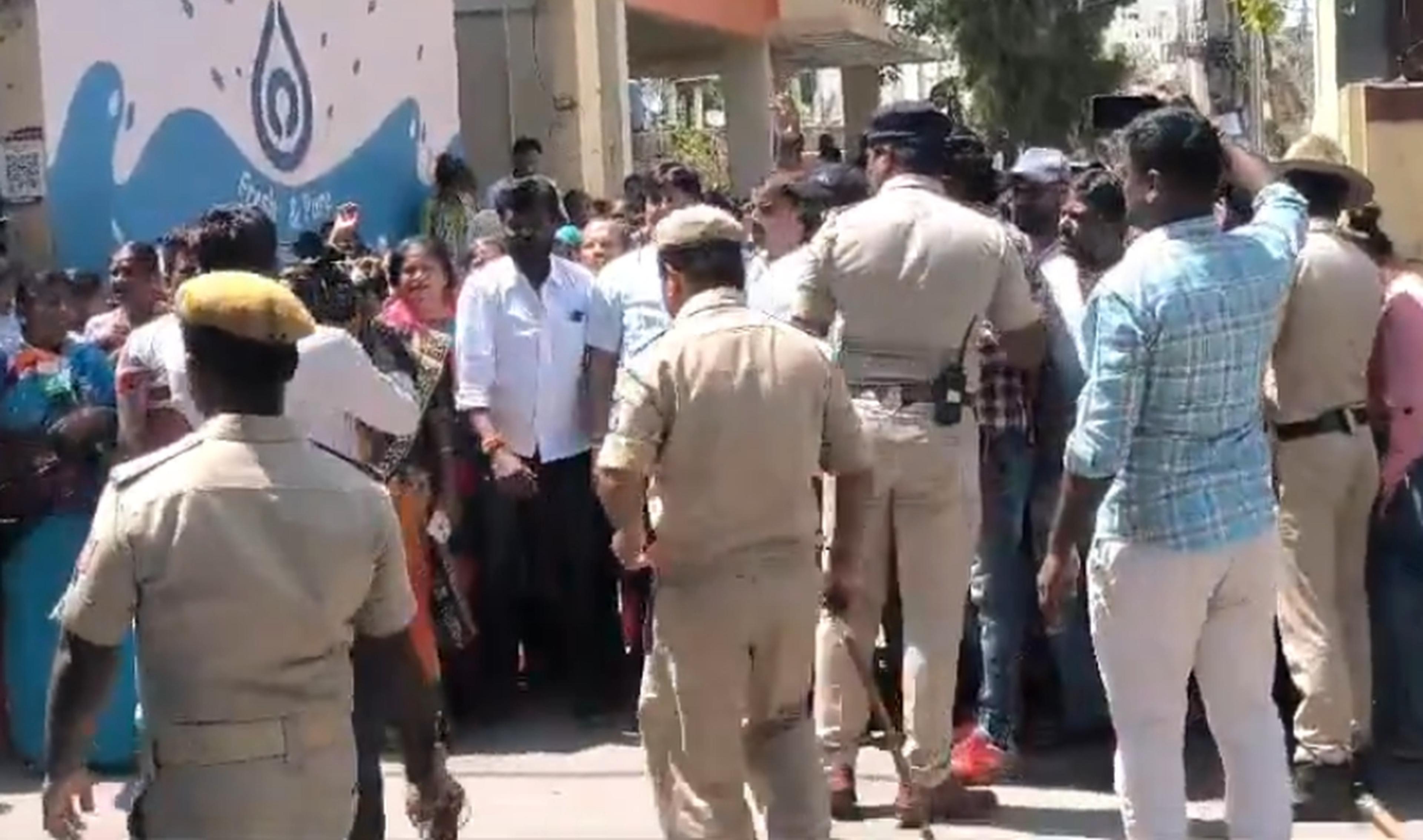 बेंगलूरु में 16 स्थानों पर दो दिन तक चले आयकर विभाग के छापे, कांग्रेस ने किया
विरोध प्रदर्शन