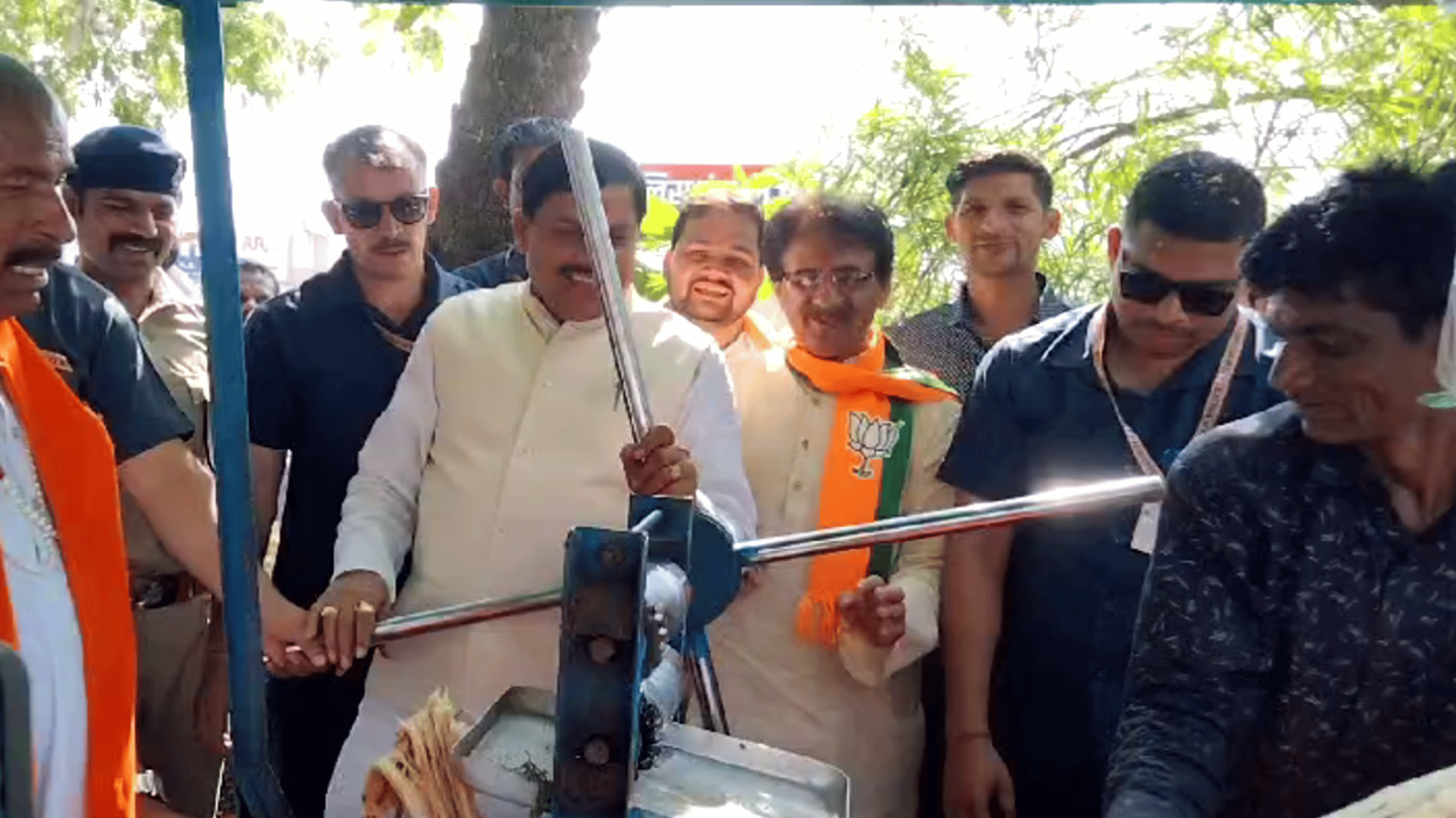 CM मोहन का जुदा अंदाज : काफिला रुकवाकर गन्ने की चरखी पर पहुंचे, खुद हाथ मशीन से
निकाला जूस, Video