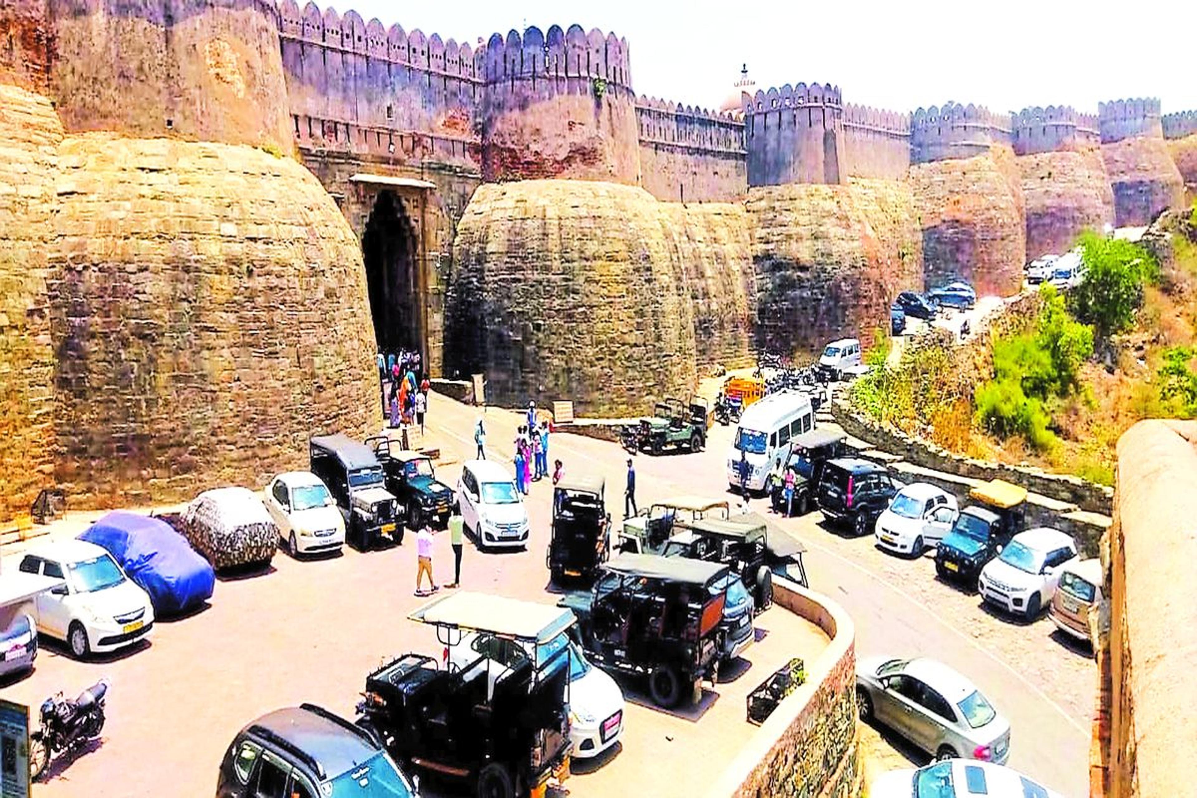 राजस्थान के इस पर्यटक स्थल पर पहुंचे हजारों लोग, यहां नहीं लगती गर्मी