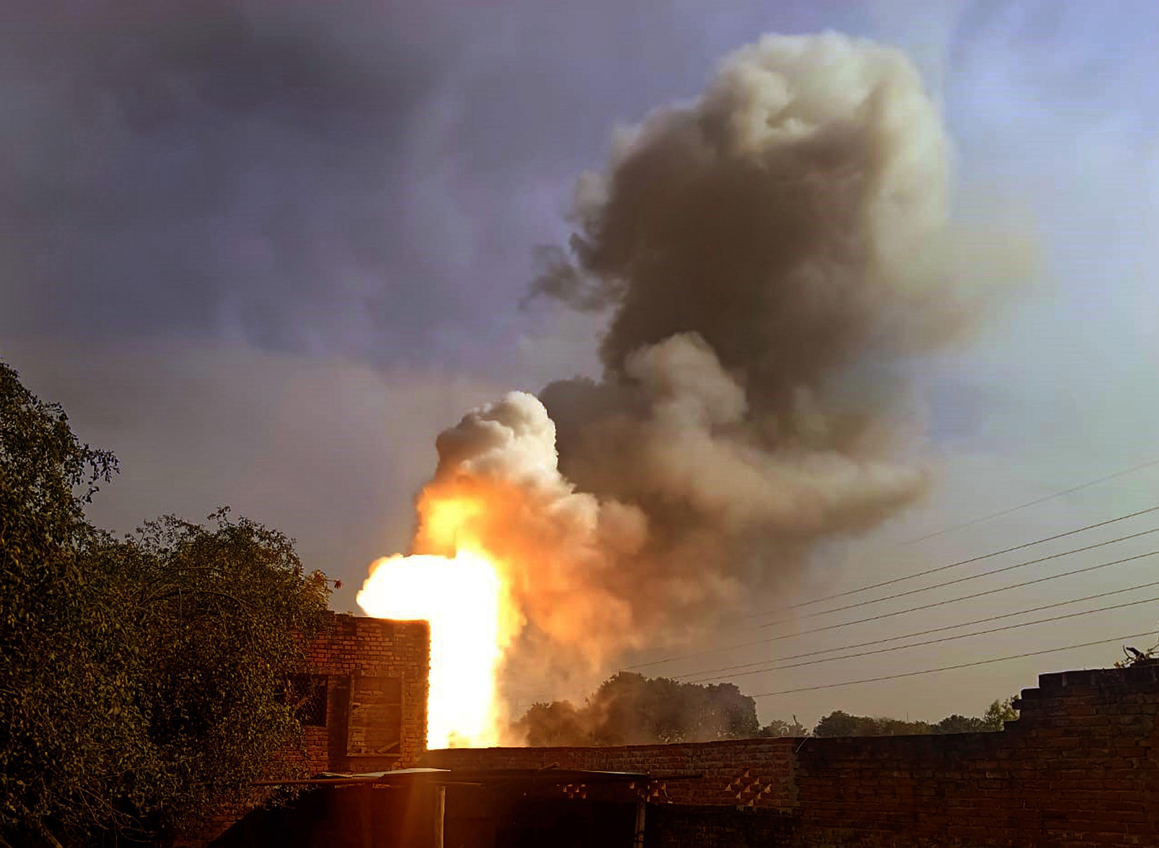 Explosion in Tamil Nadu : तमिलनाडु पटाखा फैक्ट्री में मौत का तांडव, भीषण विस्फोट
में उड़ गए 10 लोगों के चिथड़े
