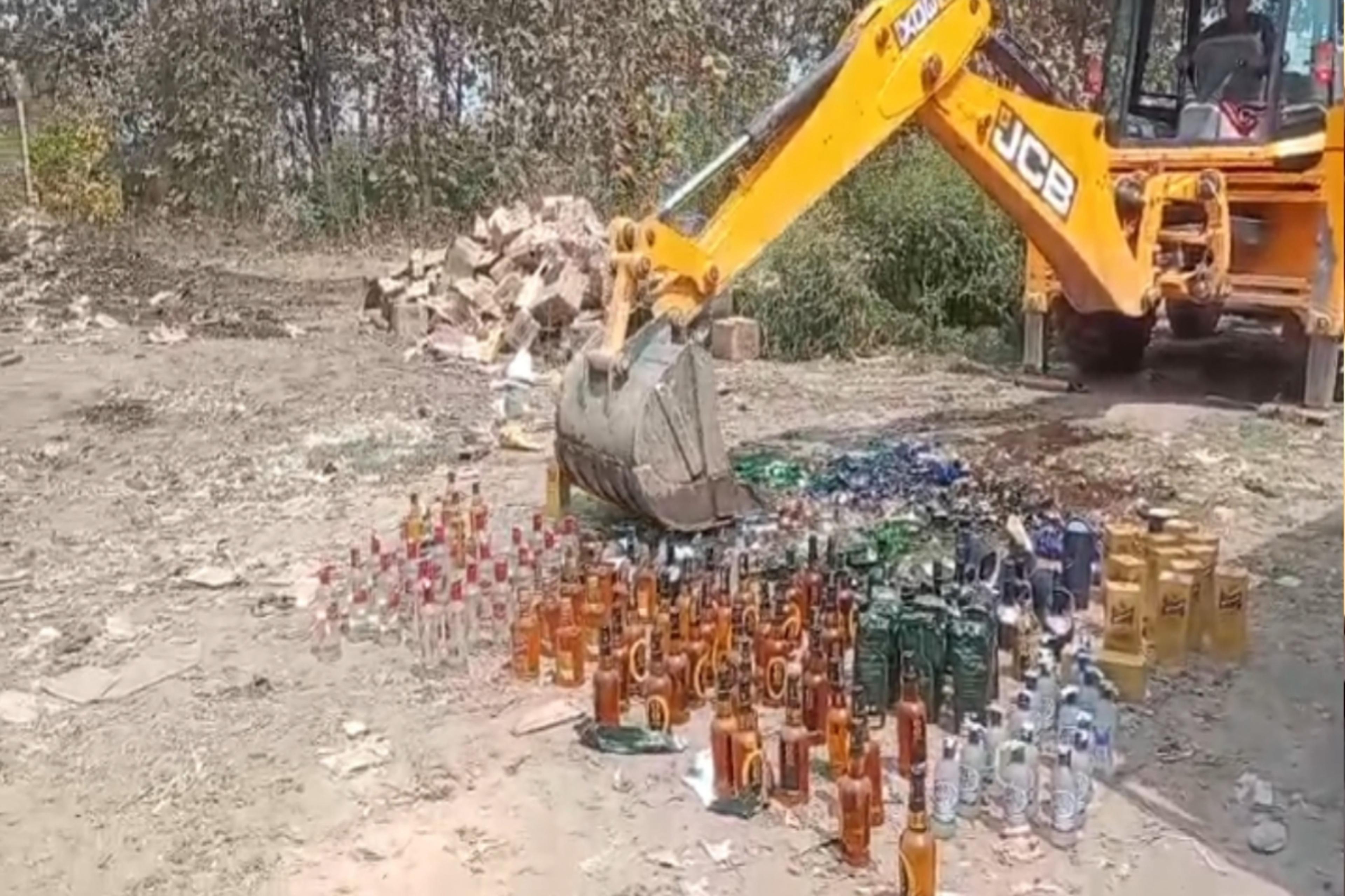 बलरामपुर में अवैध शराब पर चला बुलडोजर 1253 छापे, 4753 लीटर अवैध शराब बरामद, 159
मुकदमे दर्ज