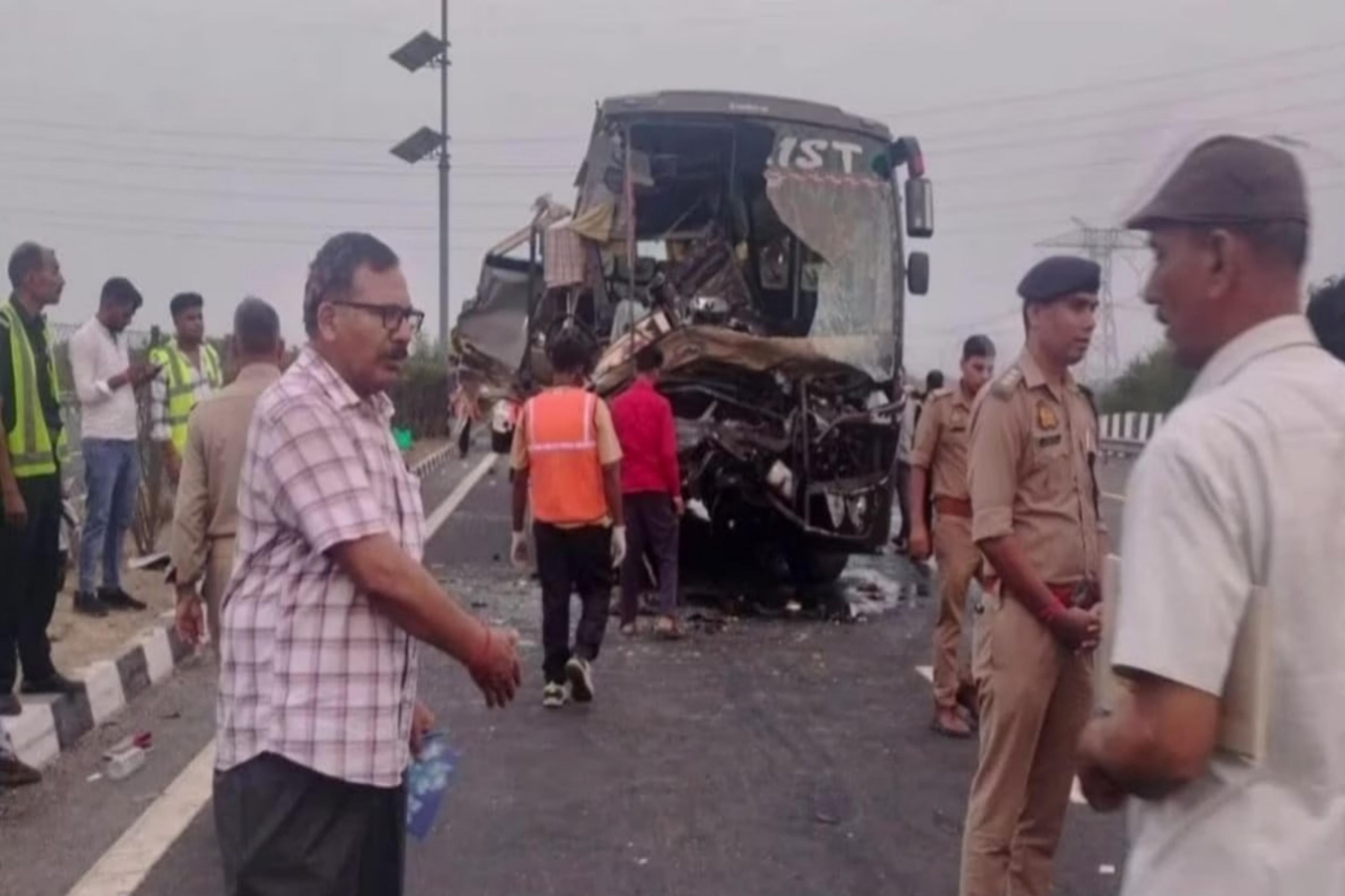 गाजियाबाद से अयोध्या जा रही श्रद्धालुओं से भरी बस फिरोजाबाद में खड़े ट्रक से
टकराई, चालक की मौत दो दर्जन यात्री घायल