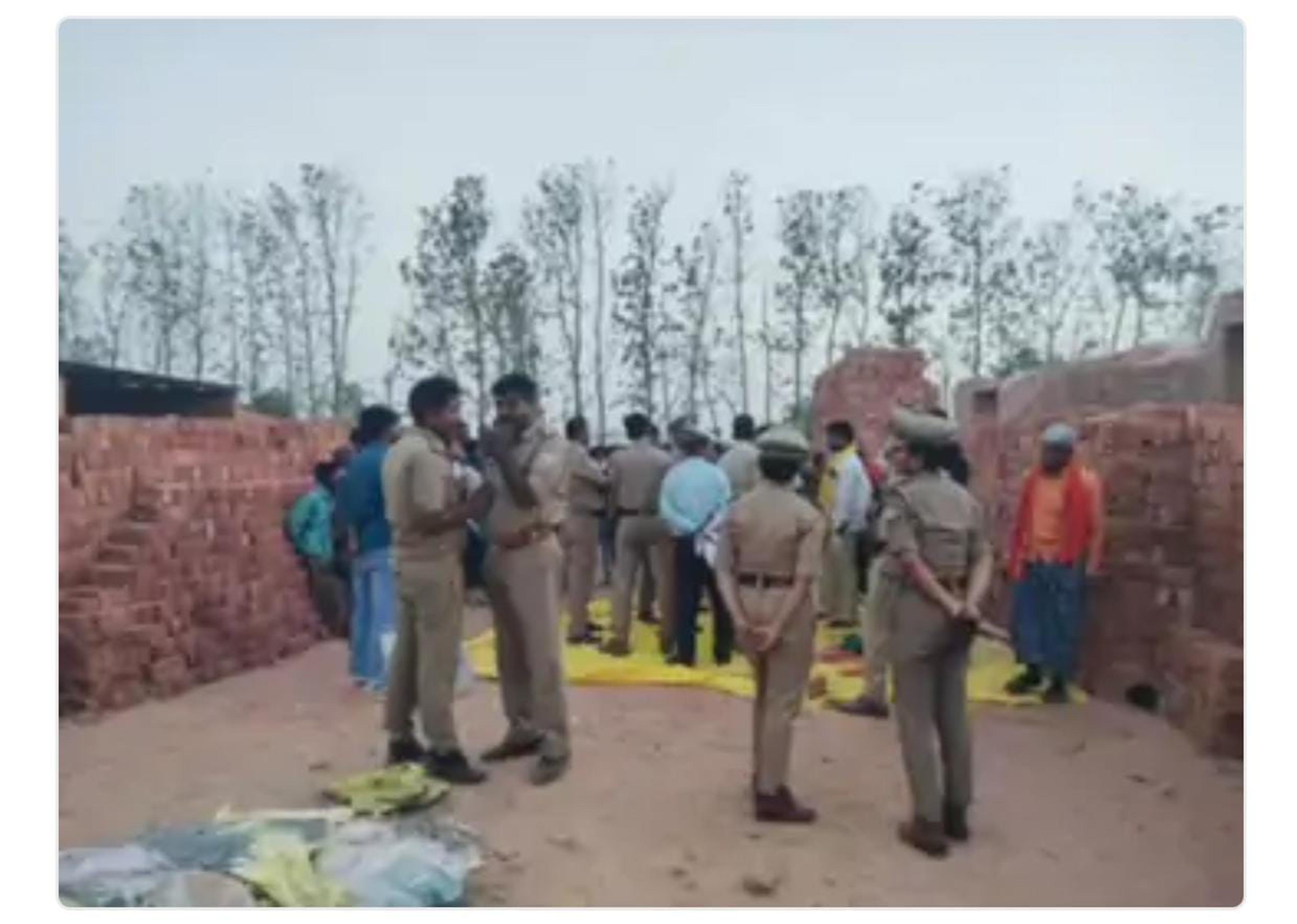 UP में दर्दनाक हादसा..ईंट भट्ठे पर दीवार गिरने से तीन मजदूरों की मौत, दो की हालत
गंभीर