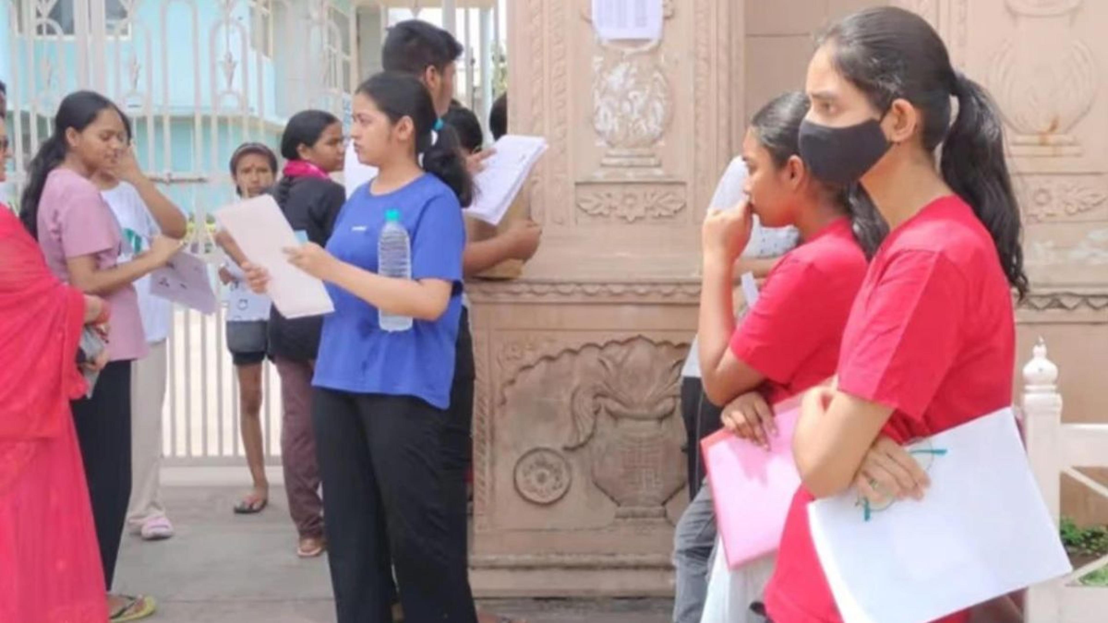 NEET UG Exam 2024: हिंदी के छात्रों को मिले अंग्रेजी में पेपर, सीकर में चले
चाकू…नीट परीक्षा को लेकर हुआ खूब हंगामा