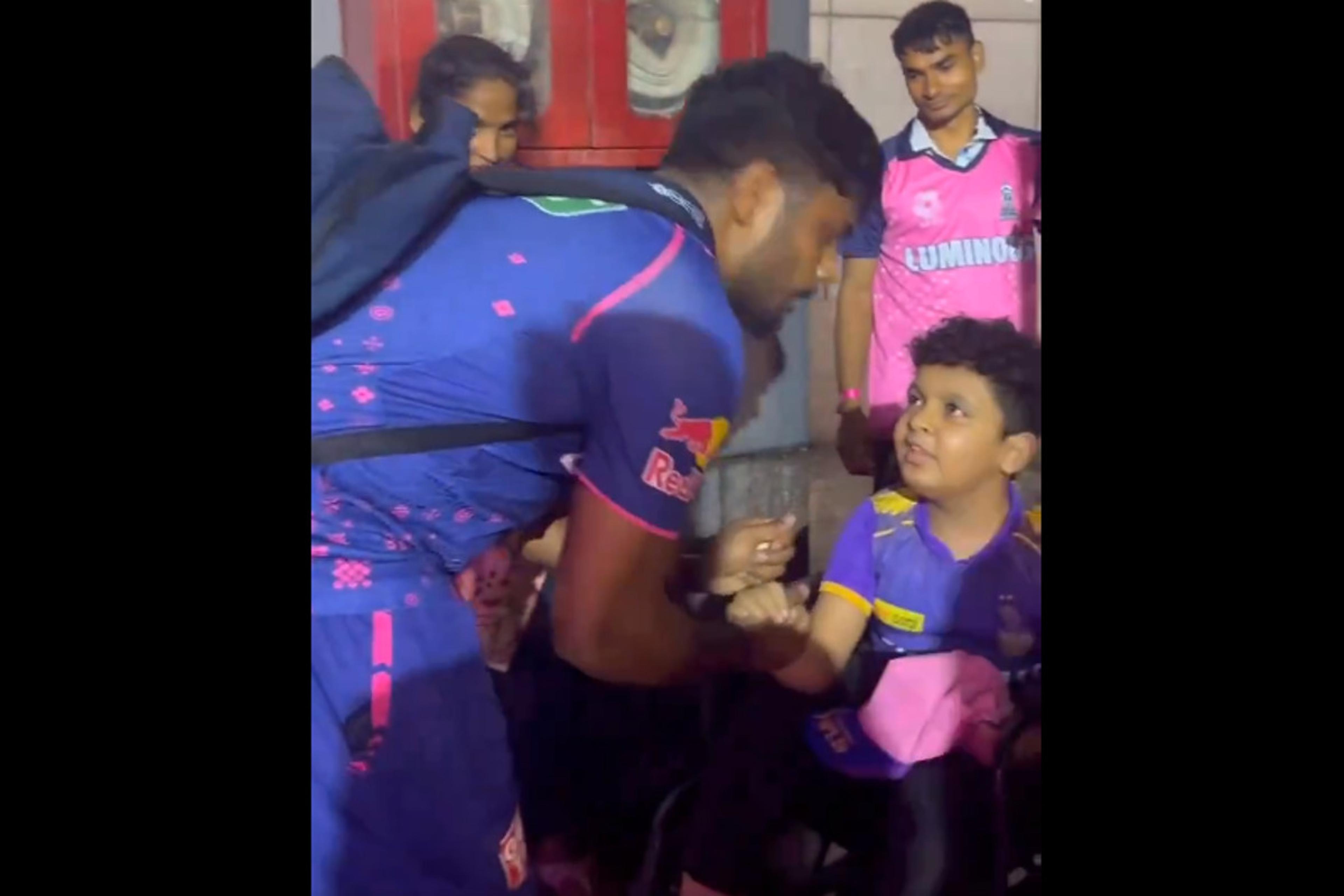IPL 2024: संजू सैमसन और अश्विन ने मैच रद्द होने के बाद स्पेशल फैन से मुलाकात कर
जीत लिया दिल, देखें वीडियो