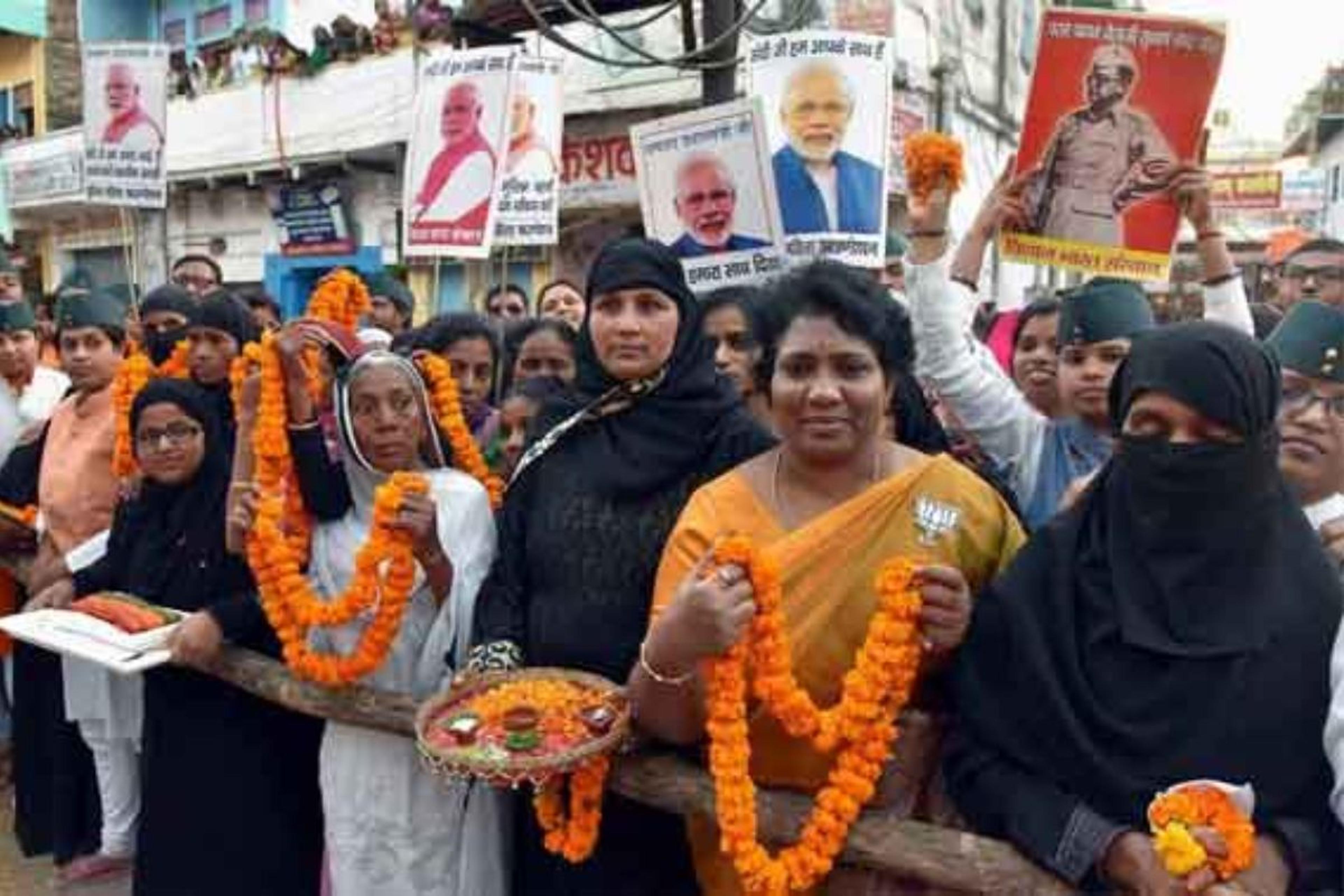 बिहार : प्रधानमंत्री के रोड शो में बड़ी संख्या में मुस्लिम महिलाएं शामिल हुईं,
उतारी आरती