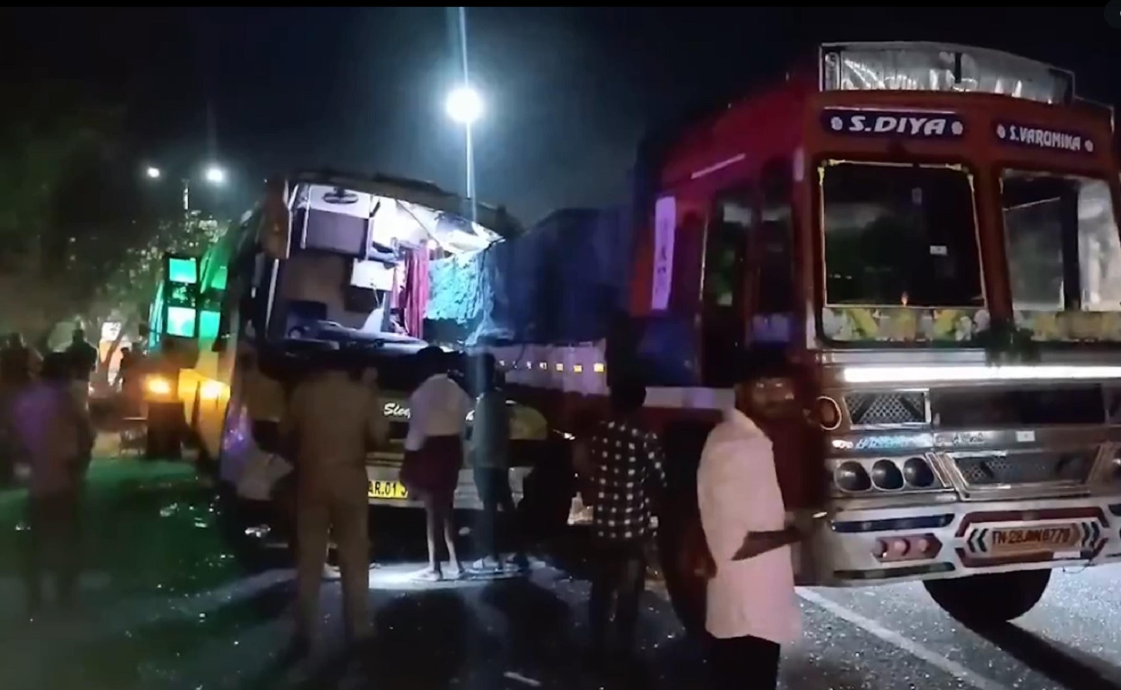 Chennai-Trichy highway पर ओवरटेक करने के चक्कर मेंखड़े ट्रक में घुसी बस, 4 लोगों
की मौत
