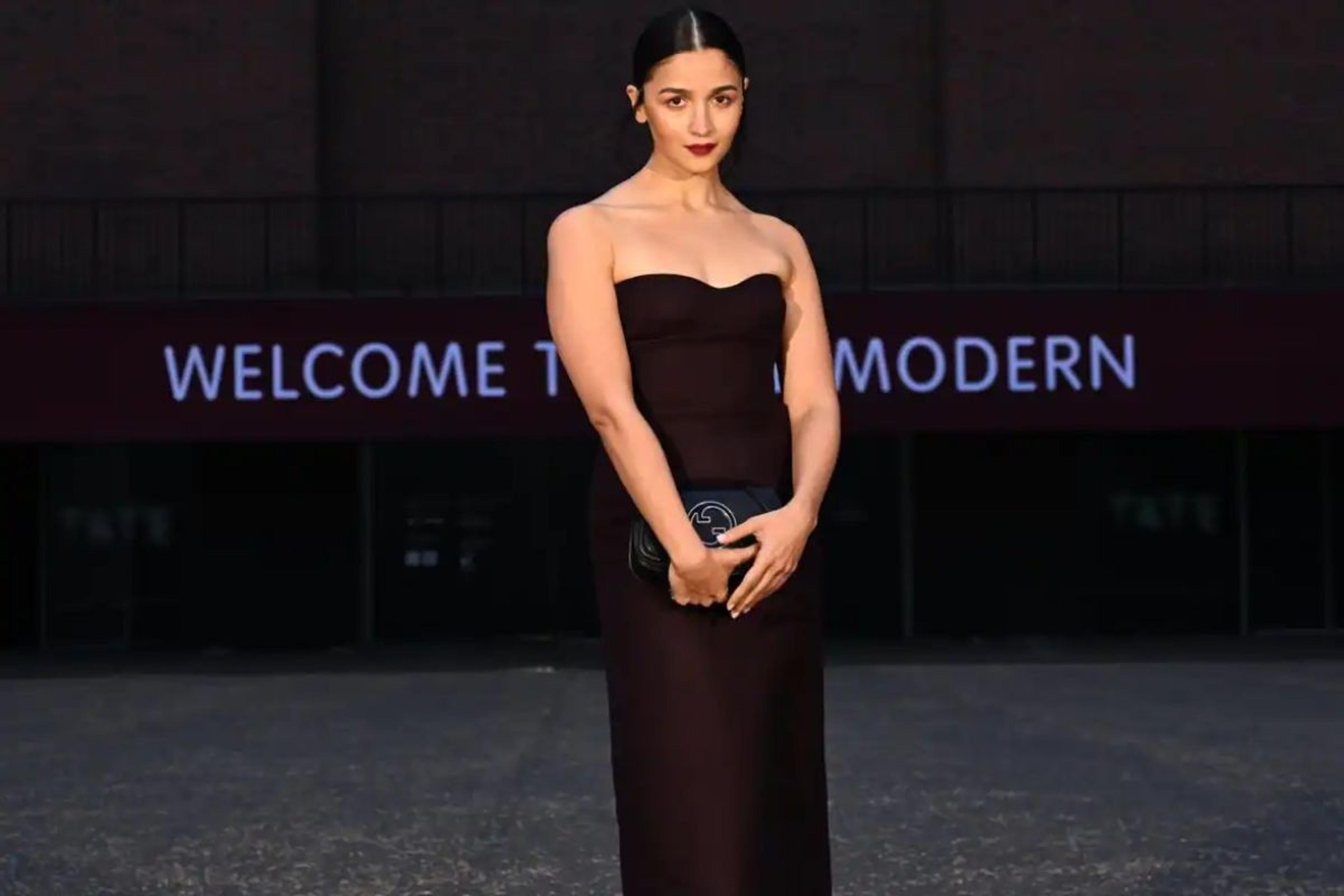 फैशन शो में छाईं Alia Bhatt, एक्ट्रेस की ब्लैक ड्रेस ने बटोरी सुर्खियां