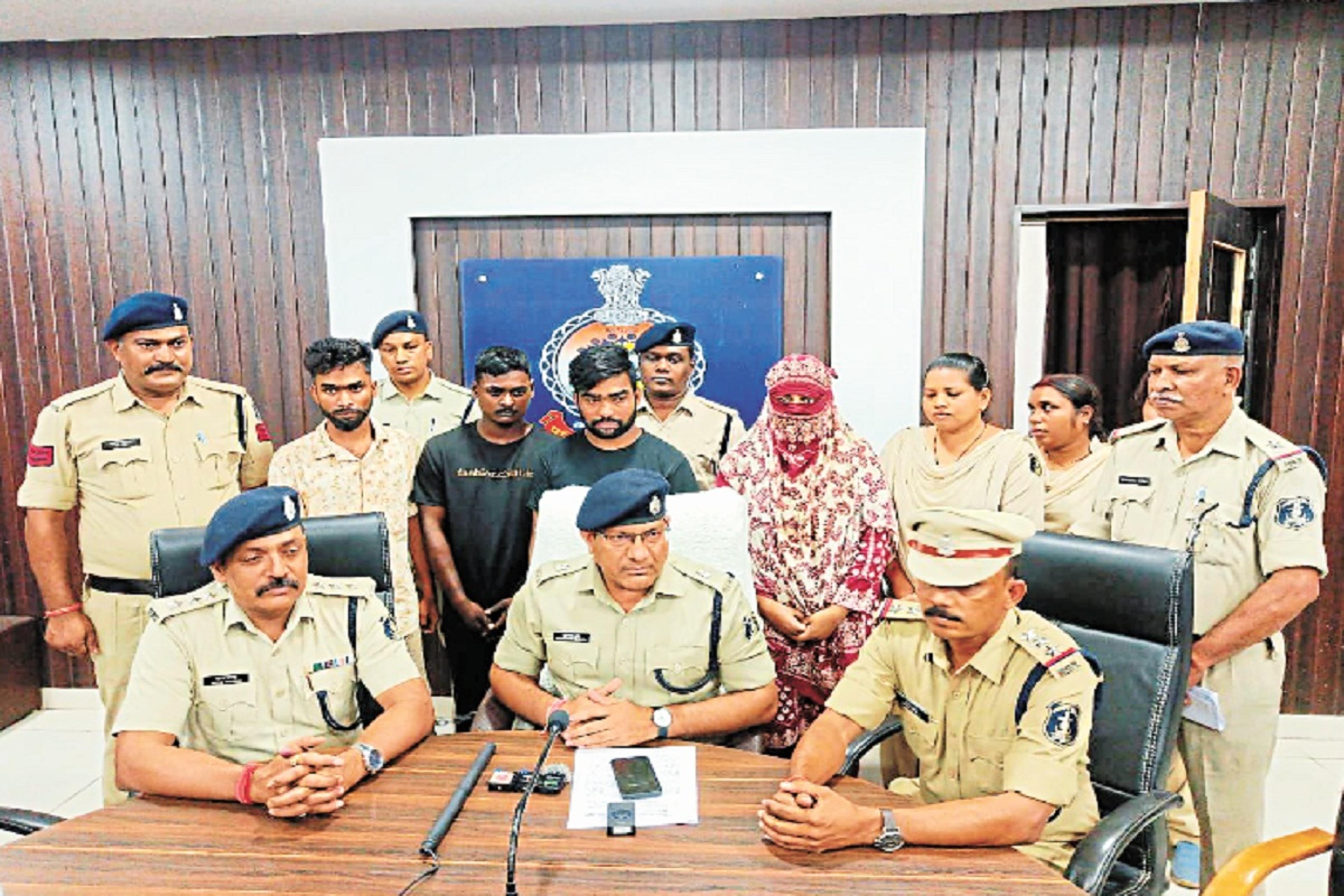 CG Murder Case: 50,000 रुपए की सुपारी देकर शौहर की हत्या, सामने खड़े मजे लेकर देख
रही थी बेगम, मौके पर पहुंची पुलिस