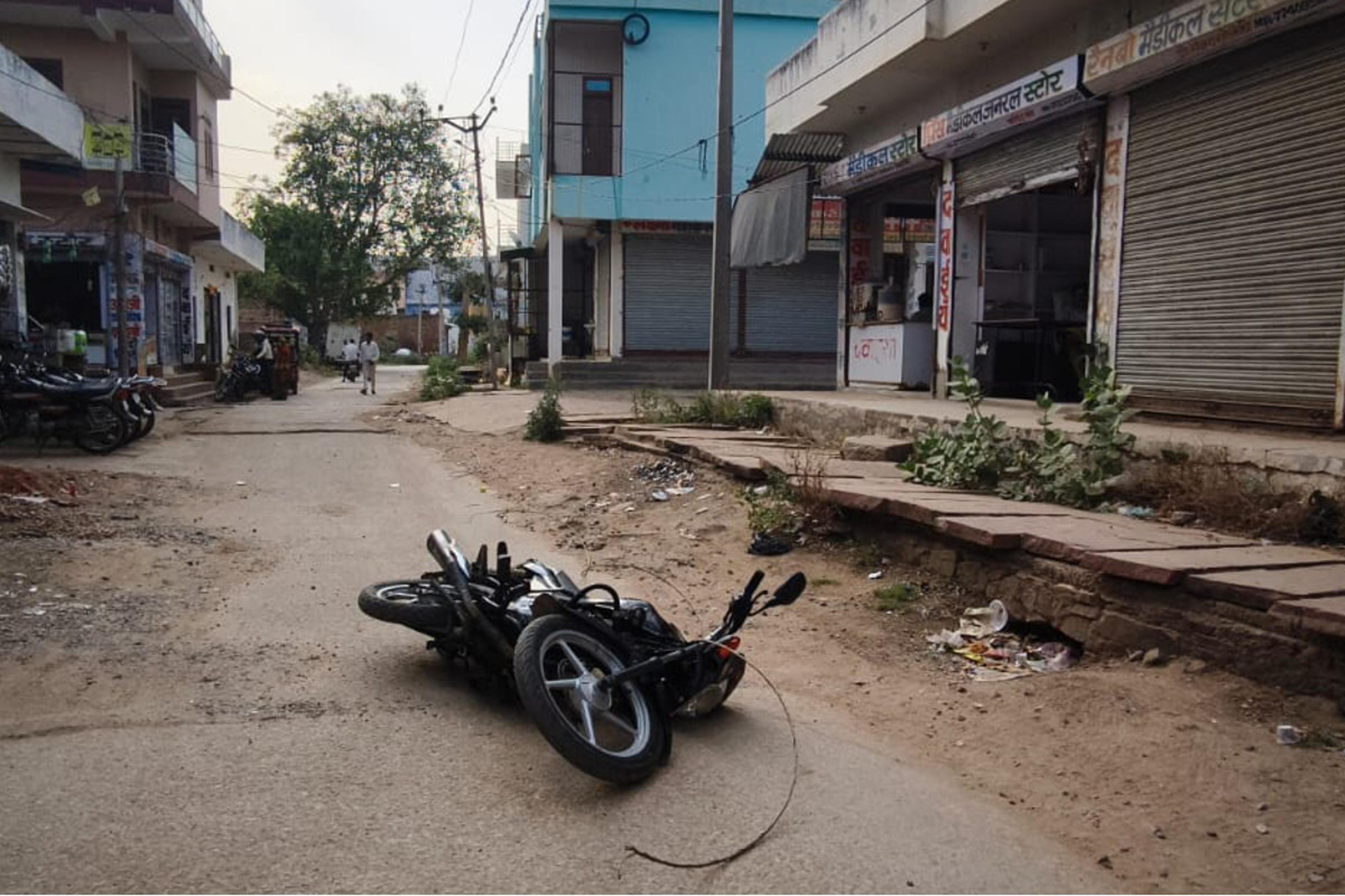 Rajasthan News: राजस्थान में यहां चलती बाइक पर अचानक गिरा बिजली का तार