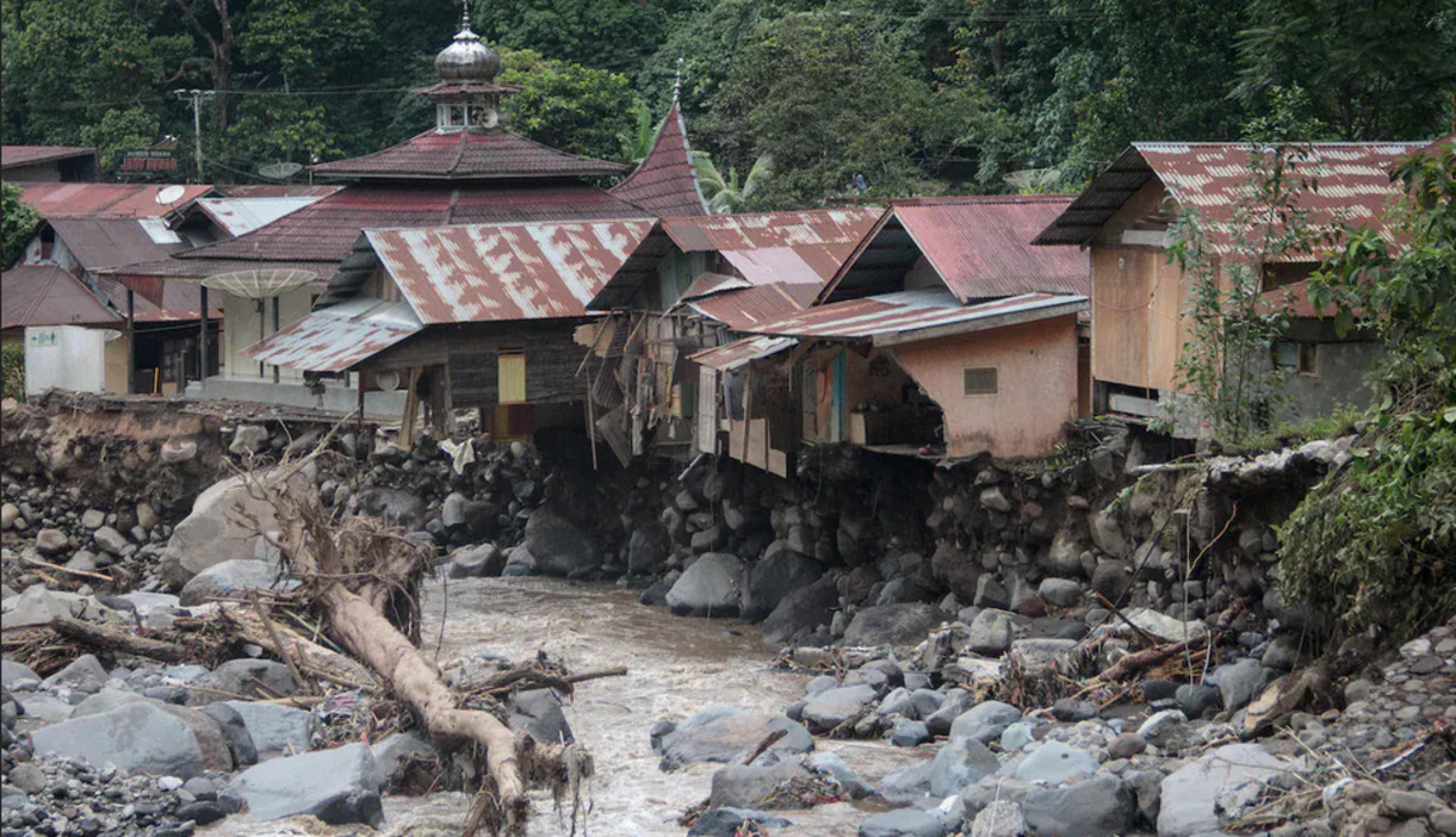 इंडोनेशिया में ठंडे लावे की बाढ़ ने मचाई तबाही, अब तक 52 लोगों की मौत