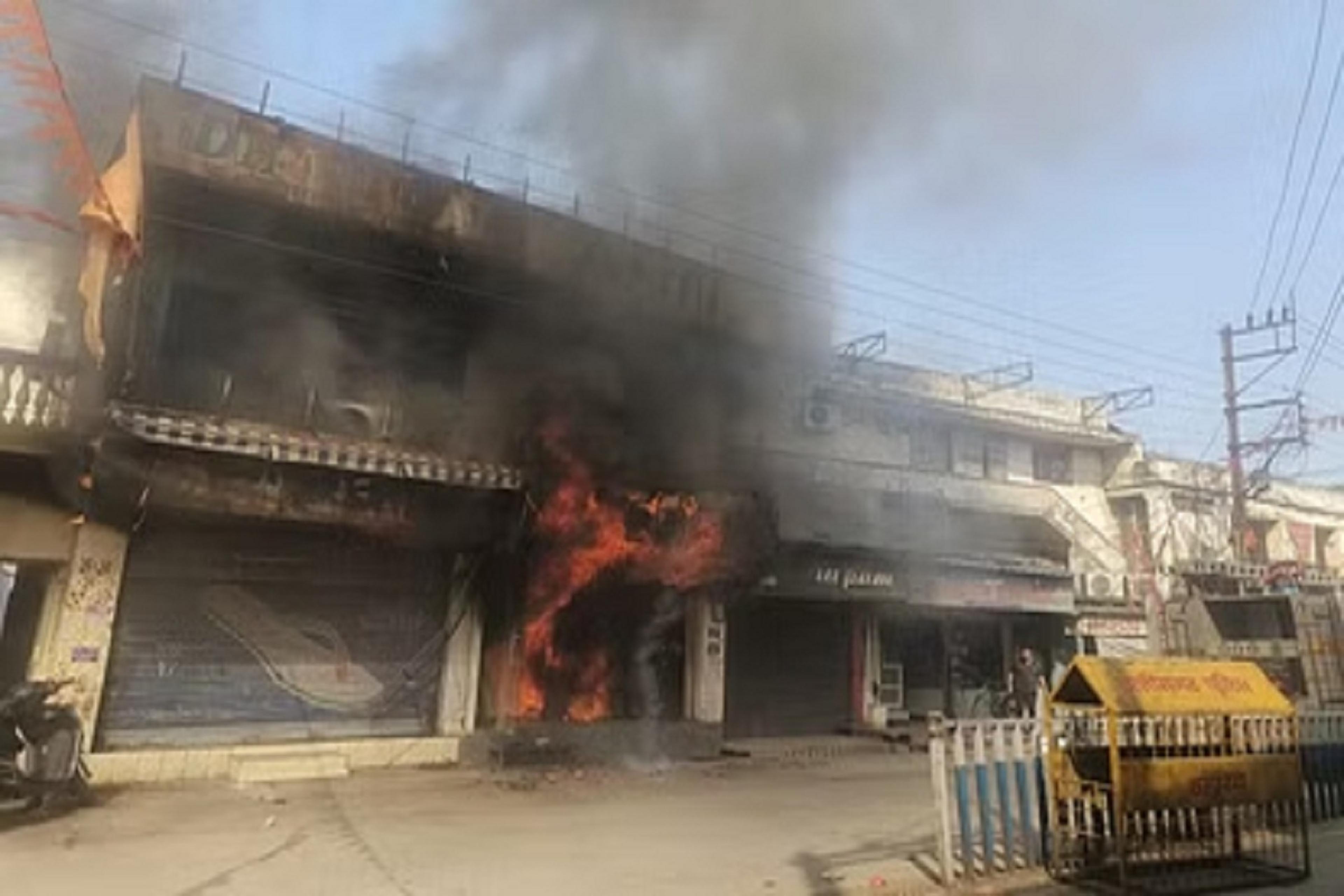 Raigarh: कपड़ा दुकान में लगी भीषण आग, ऊंची-ऊंची लपटें देख सहमे गए लोग…सामने आई
यह वजह