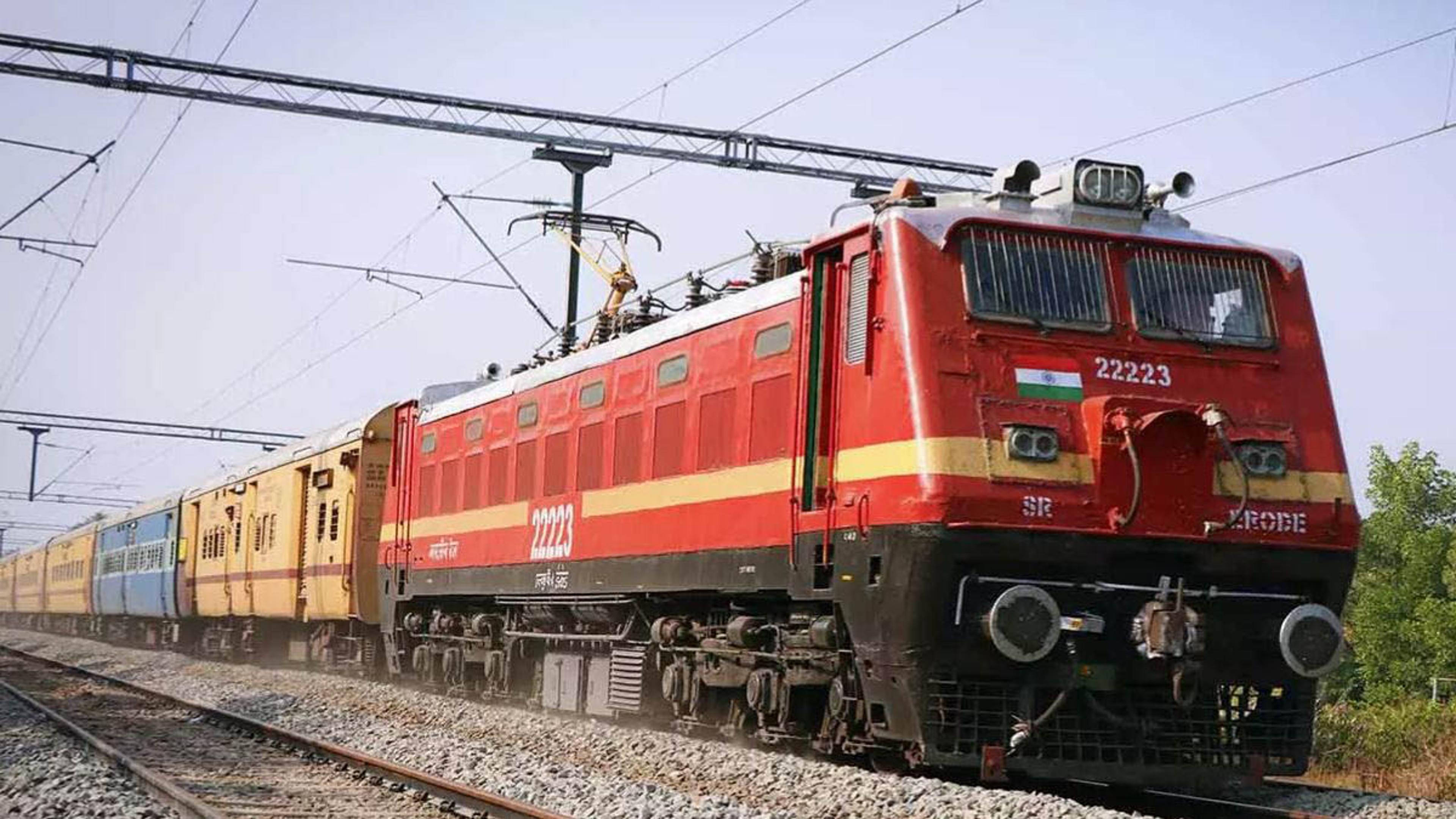 शर्मनाक: प्रयागराज में रेल अधिकारियों की लापरवाही से 10 घंटे तक ट्रैक पर पड़ा
रहा शव