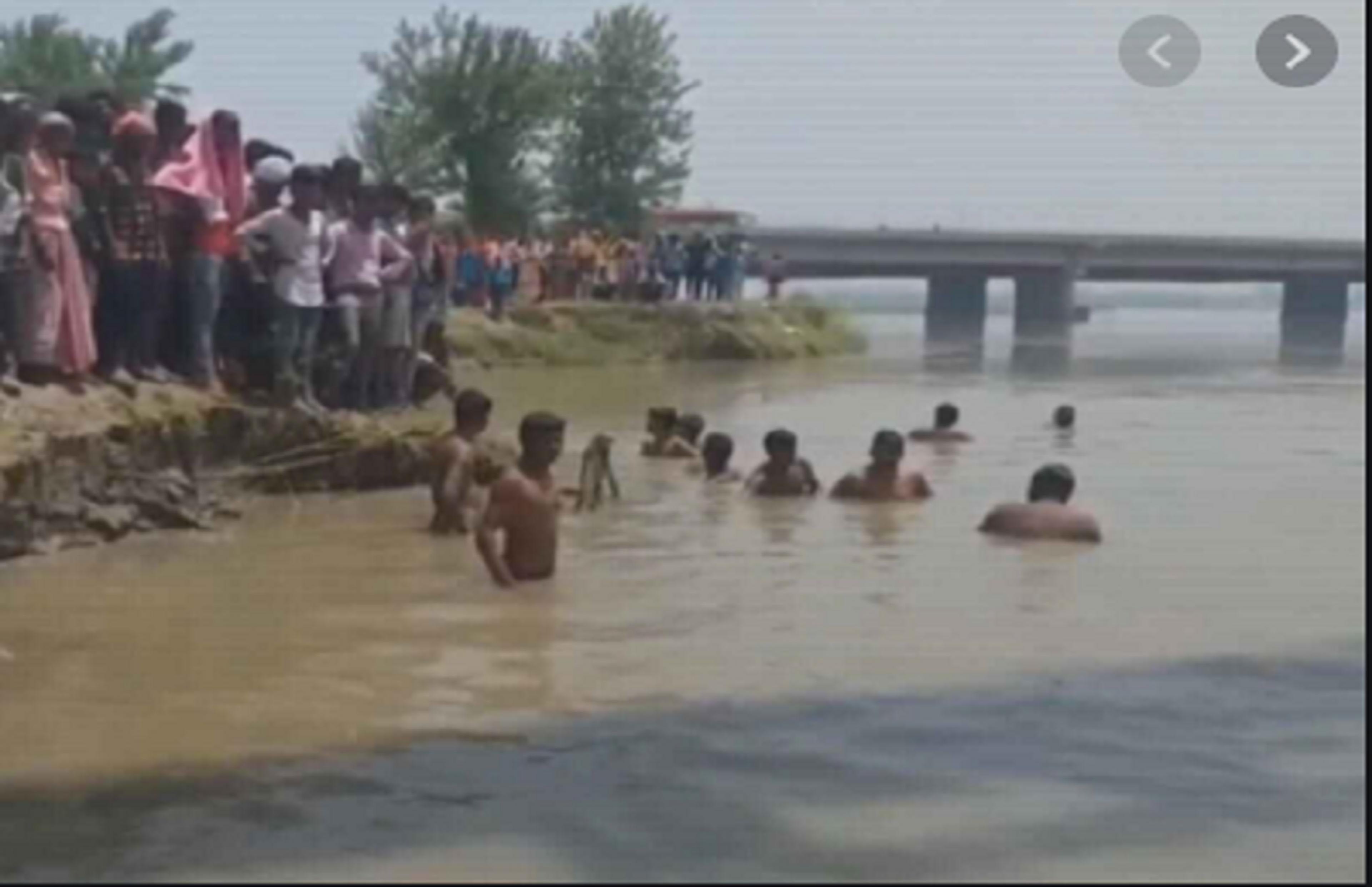 पुलिस के डर से गंगा पुल से कूदे पलायन कर रहे दो मज़दूर, एक की मौत, दूसरा गंभीर रूप से घायल