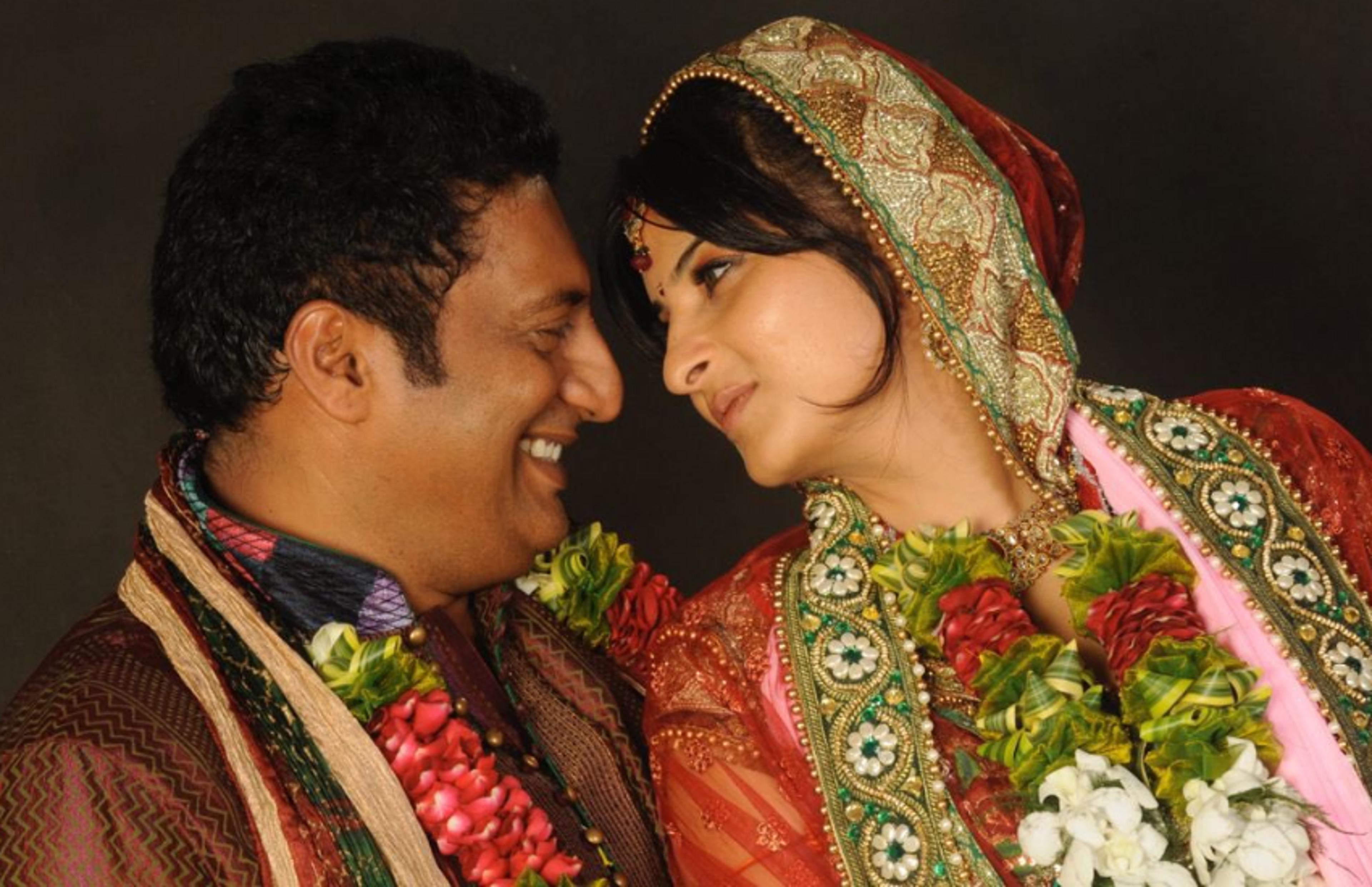 Prakash Raj : शादी की 11वीं सालगिरह पर एक्टर प्रकाश राज ने अपनी पत्नी पोनी वर्मा से दोबारा की शादी