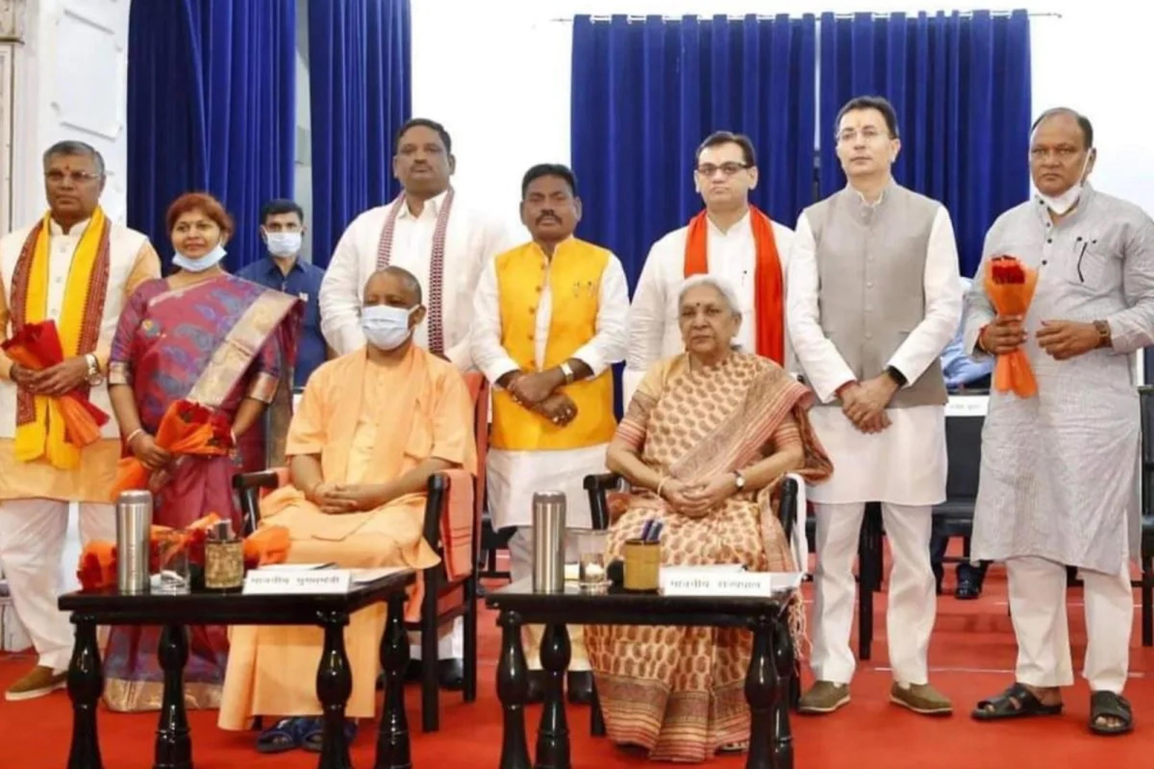 बीजेपी में इंपोर्टेड नेताओं की पूछ बढ़ी, 16 कैबिनेट मंत्रियों में से आठ मंत्री बाहरी, 8 ब्राह्मण मंत्रियों में 4 दूसरी पार्टी से इंपोर्ट