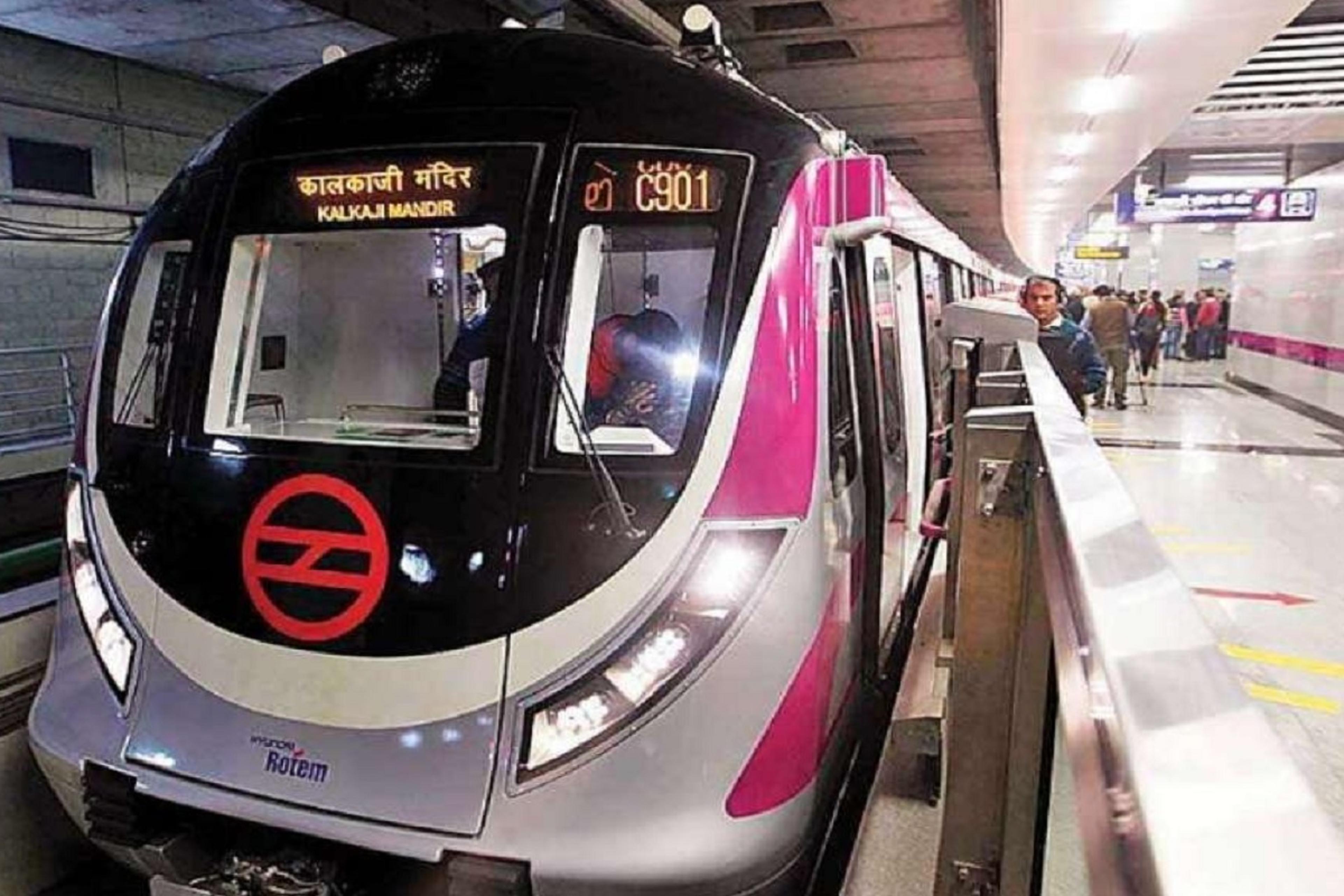 दिल्ली मेट्रो की मैजेंटा लाइन पर सेवाएं बाधित, ट्रैक पर गिरा ड्रोन, क्रिसमस पर यात्री परेशान