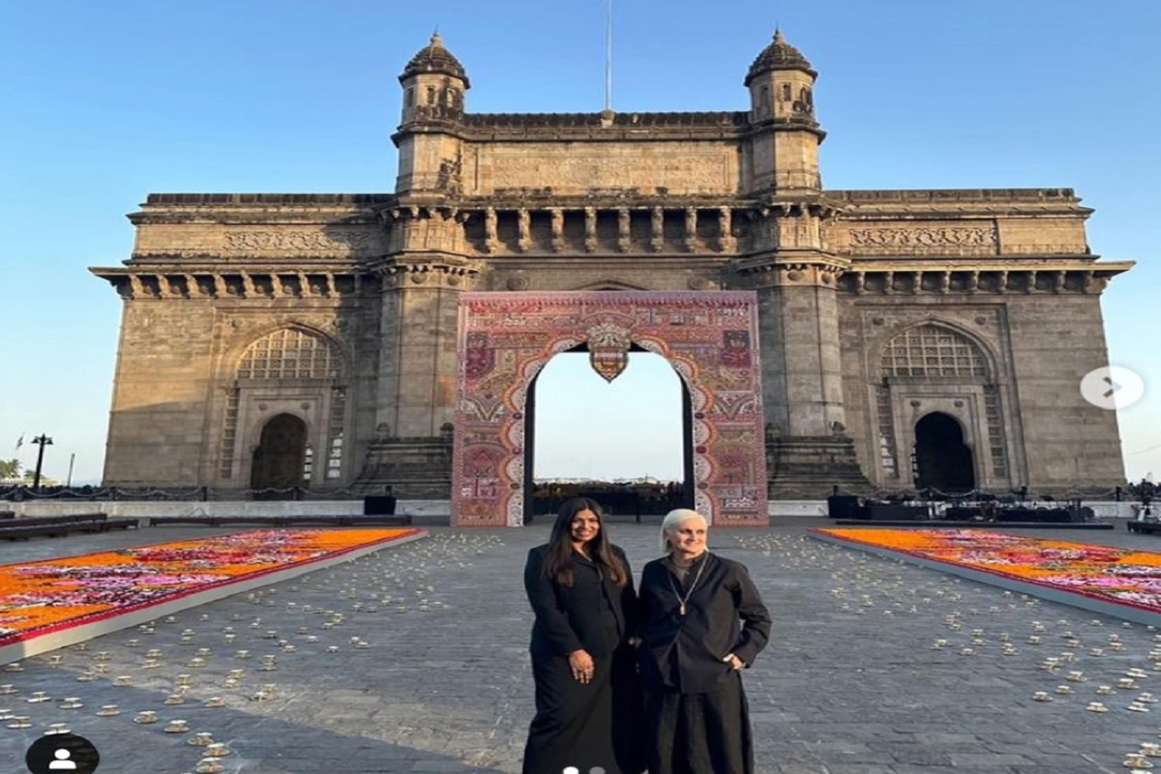 Fusion of Cultures : मुंबई के गेटवे ऑफ़ इंडिया पर Dior Fall 2023 कलेक्शन में लगा तोरण 35,000 घंटे में हुआ तैयार