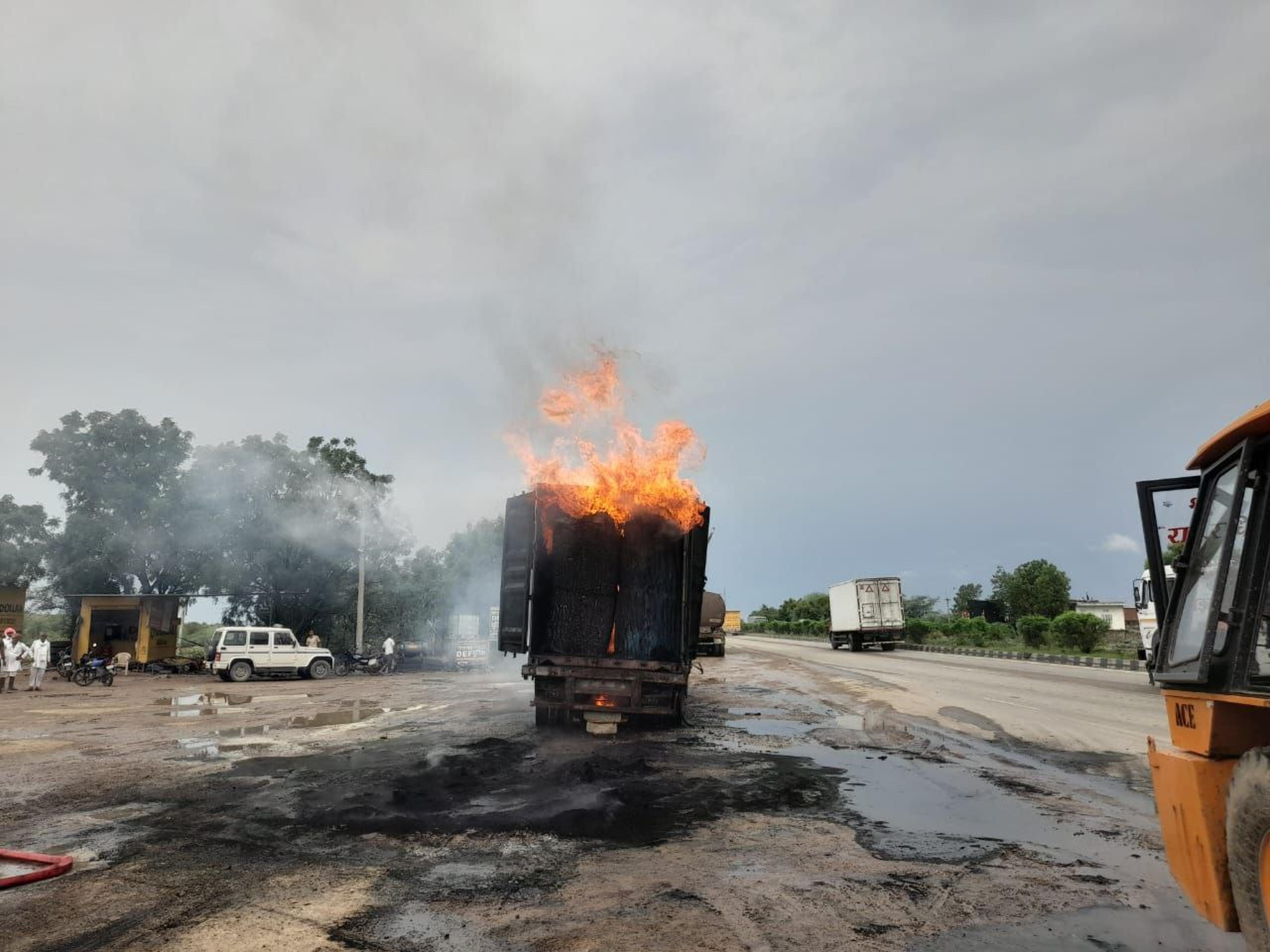 Accident in rajasthan : जयपुर-अजमेर हाईवे पर  तीन ट्रक ​भिड़े, जिंदा जल गई पांच जिंदगिया