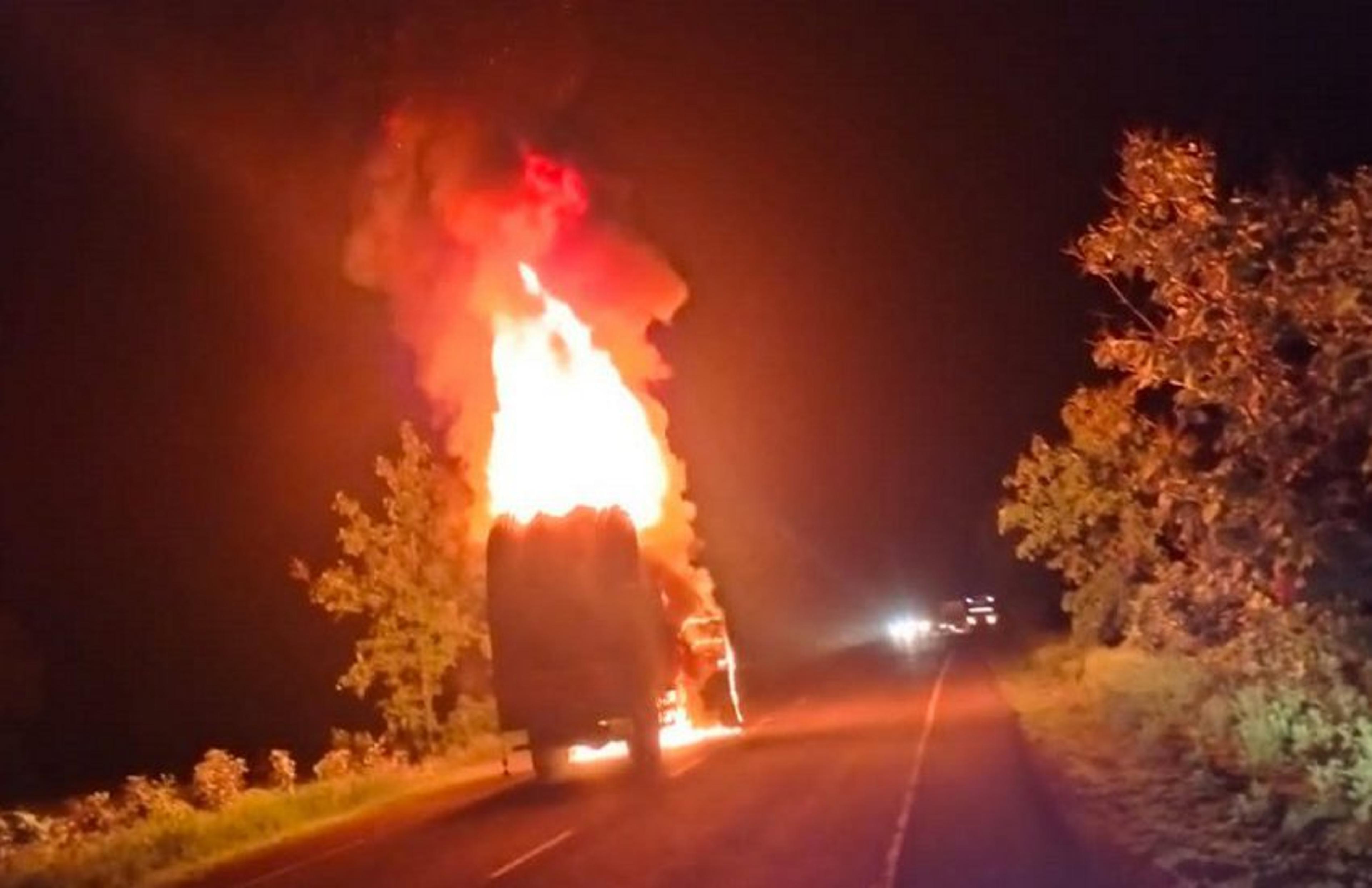 ट्रक में लगी आग, जलकर हुआ खाक, ड्राइवर ने कूदकर बचाई जान