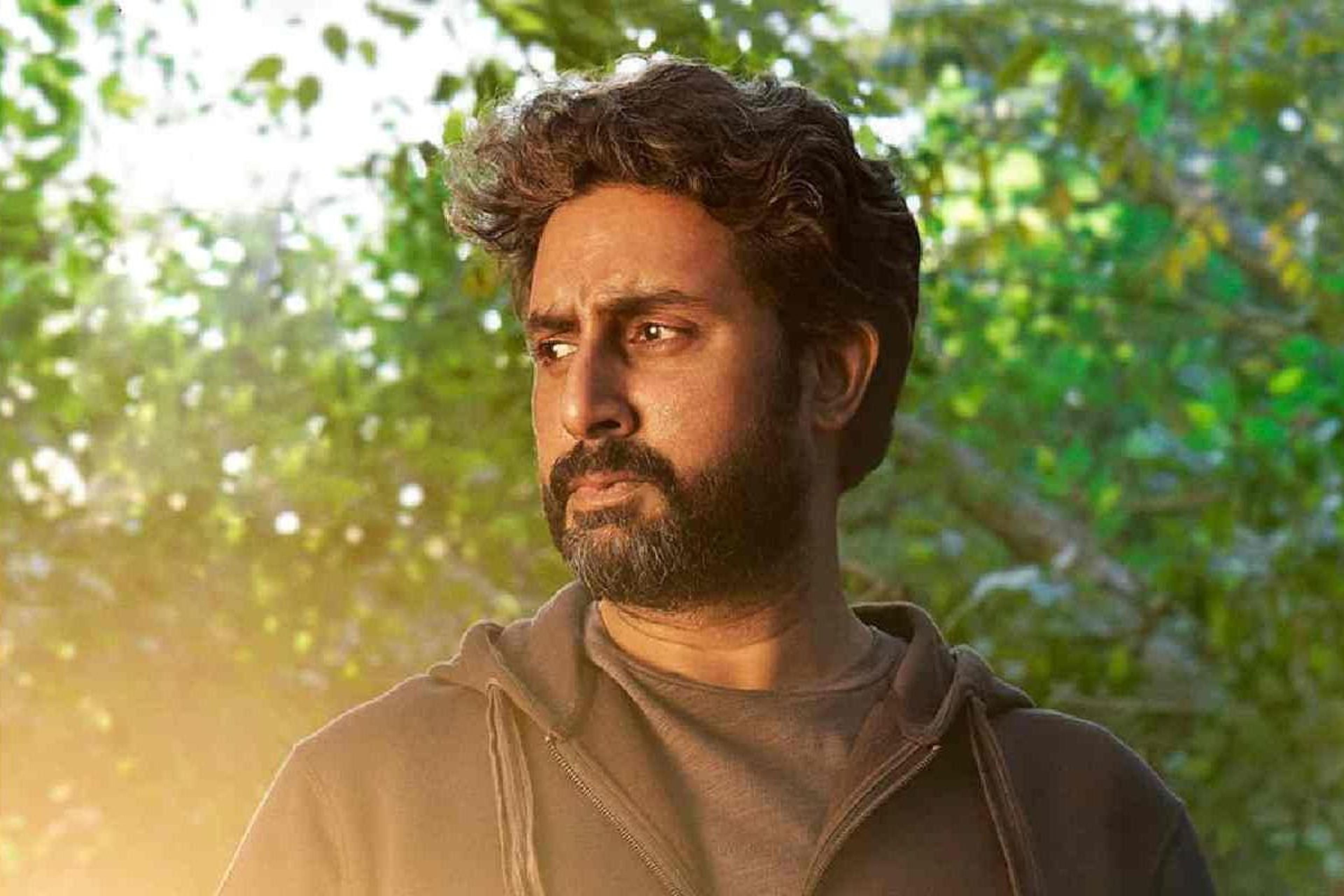 अभिषेक बच्चन की 'घूमर' का हुआ बुरा हाल, पहले दिन एक करोड़ भी नहीं कमा सकी फिल्म