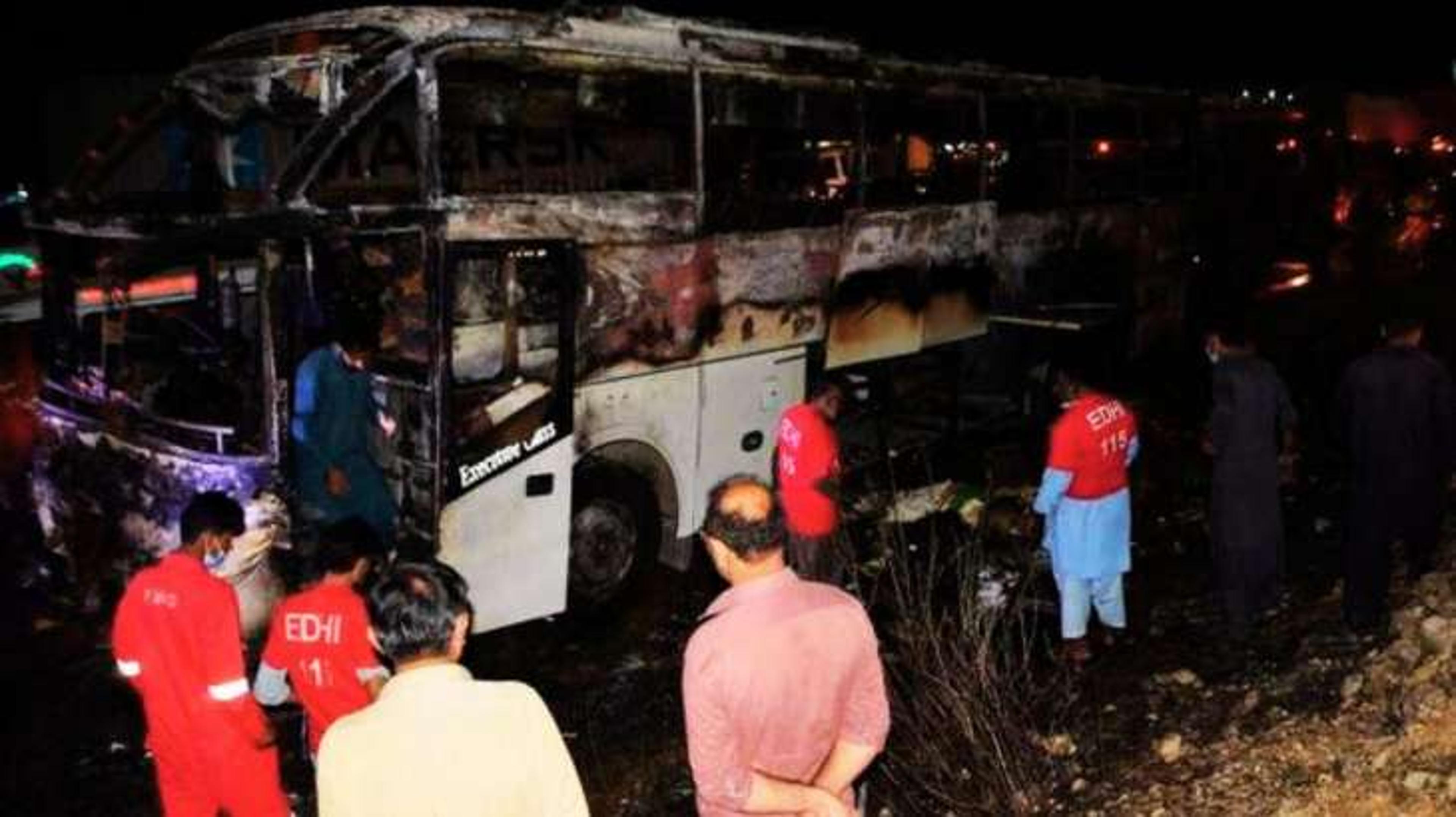 पाकिस्तान: बस से डीजल टैंकर की टक्कर में 18 लोग जिंदा जले
