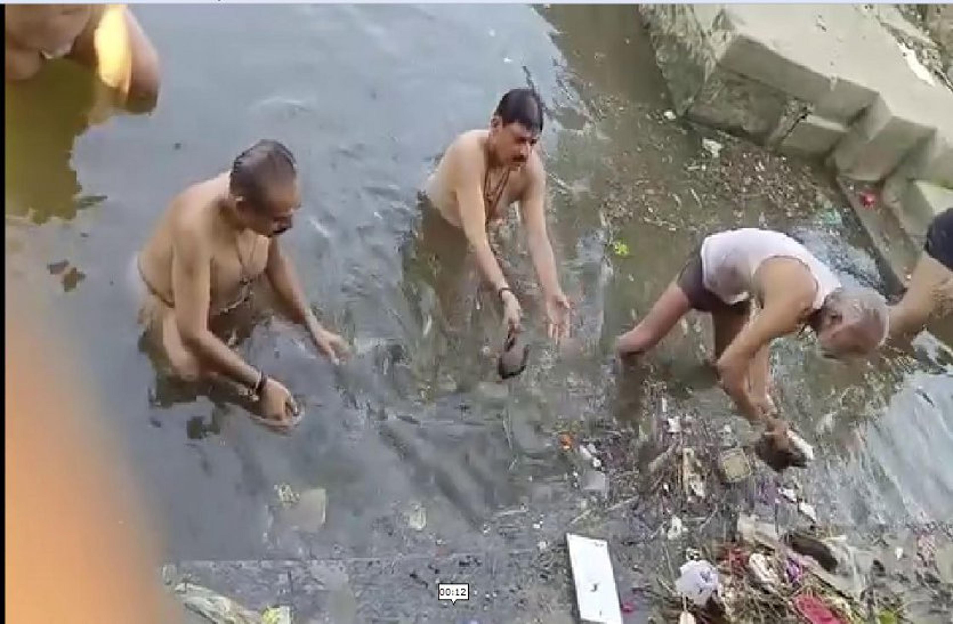 टिकट की घोषणा के बाद यादव शिप्रा स्नान को पहुंचे, नदी की गंदगी साफ की