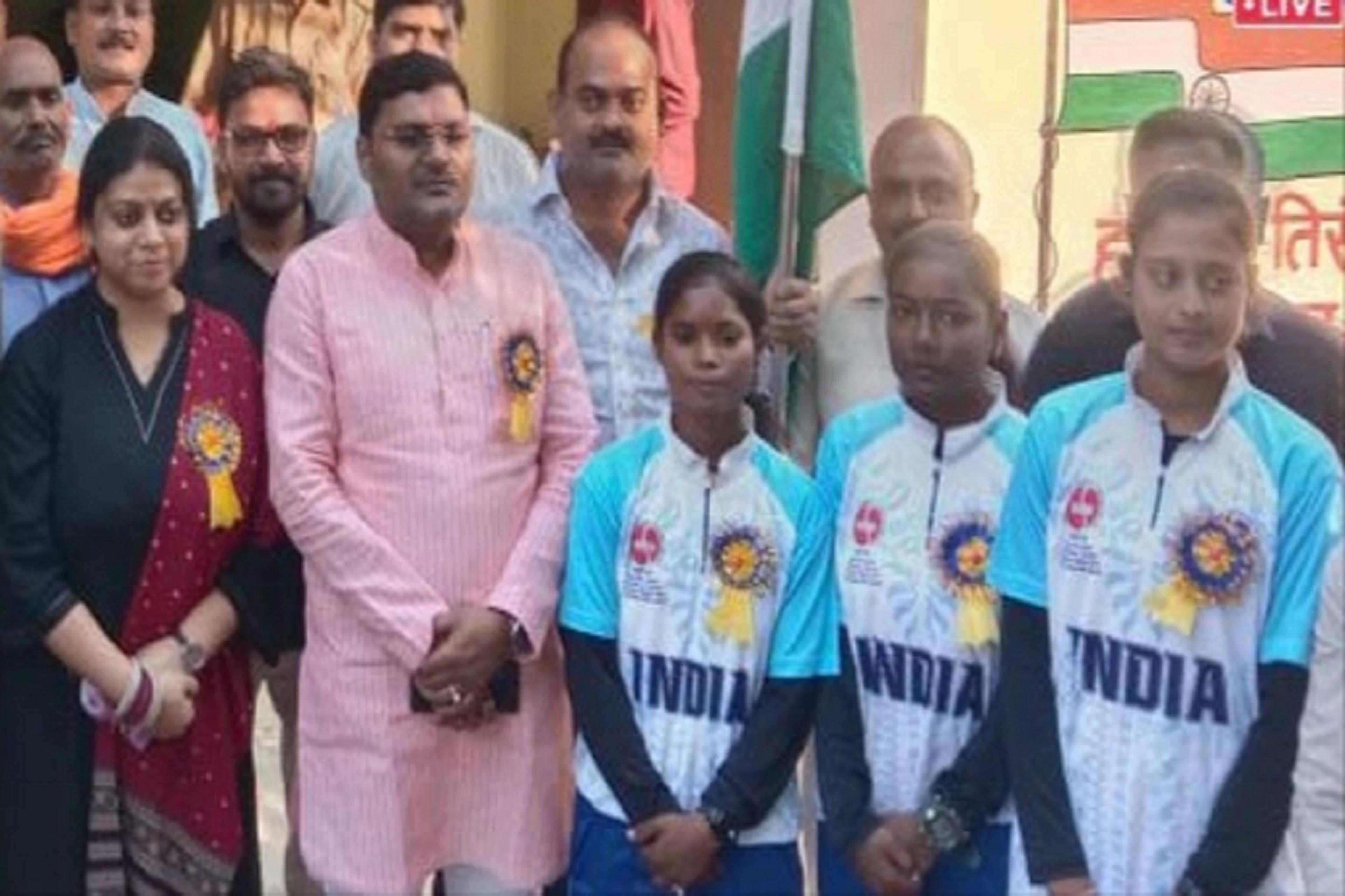 Ayodhya : सफाई कर्मी की बेटी का अंतर्राष्ट्रीय टेनिस बाल क्रिकेट में भारत को जीत दिलाने के बाद फूलों से हुआ स्वागत