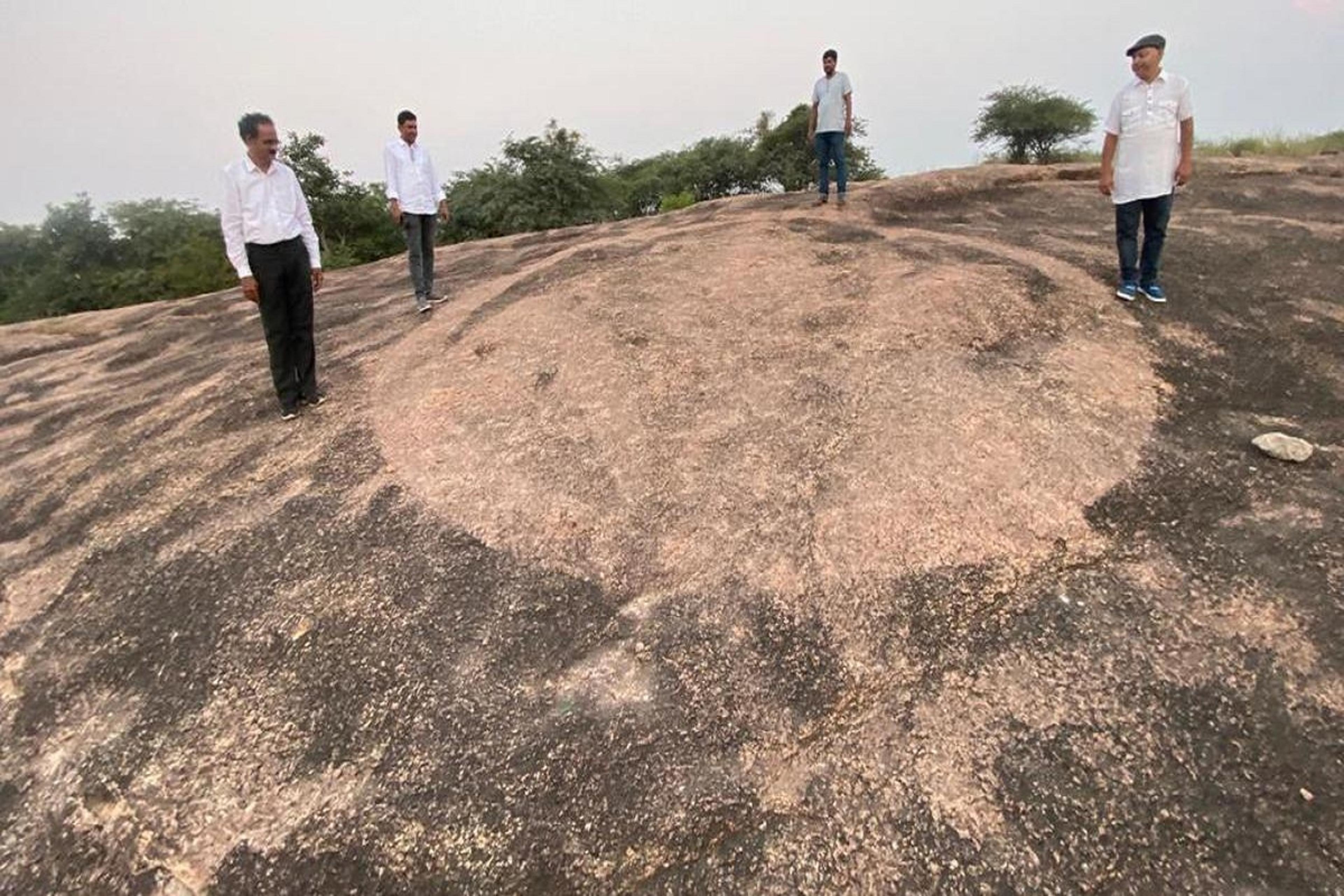 तेलंगाना में खोजी गई तीन हजार वर्ष पुरानी लौहयुग की चट्टान पर उकेरी गई आकृति
