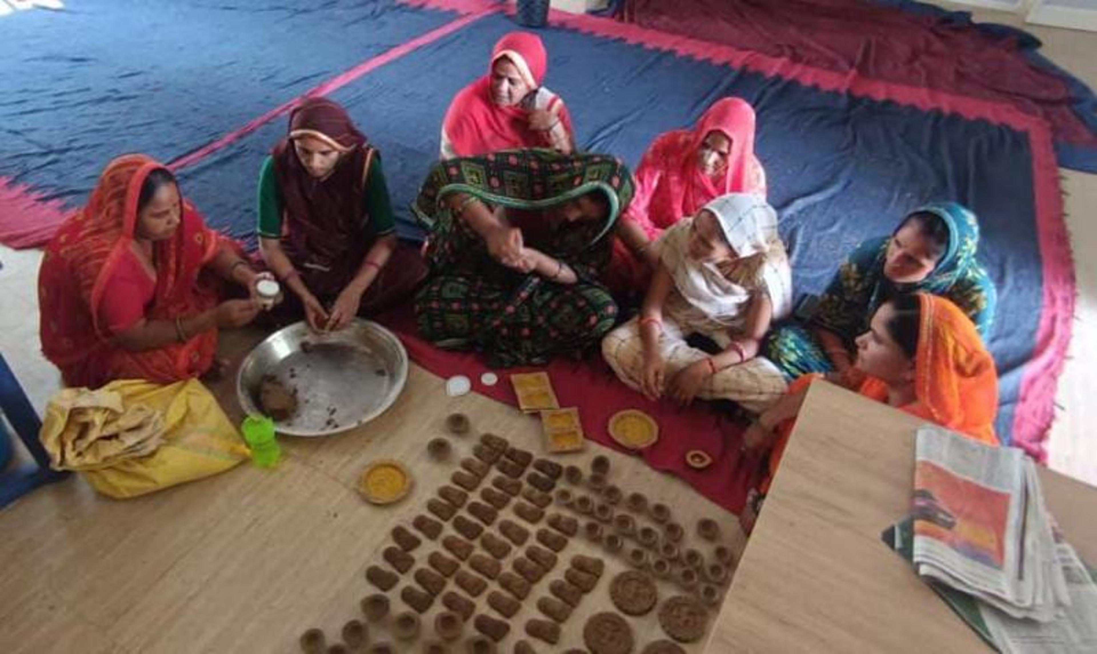 गोबर और पंचगव्य से बन रहे दीपक, महिलाएं कमा रहीं प्रतिदिन 500 रु. तक