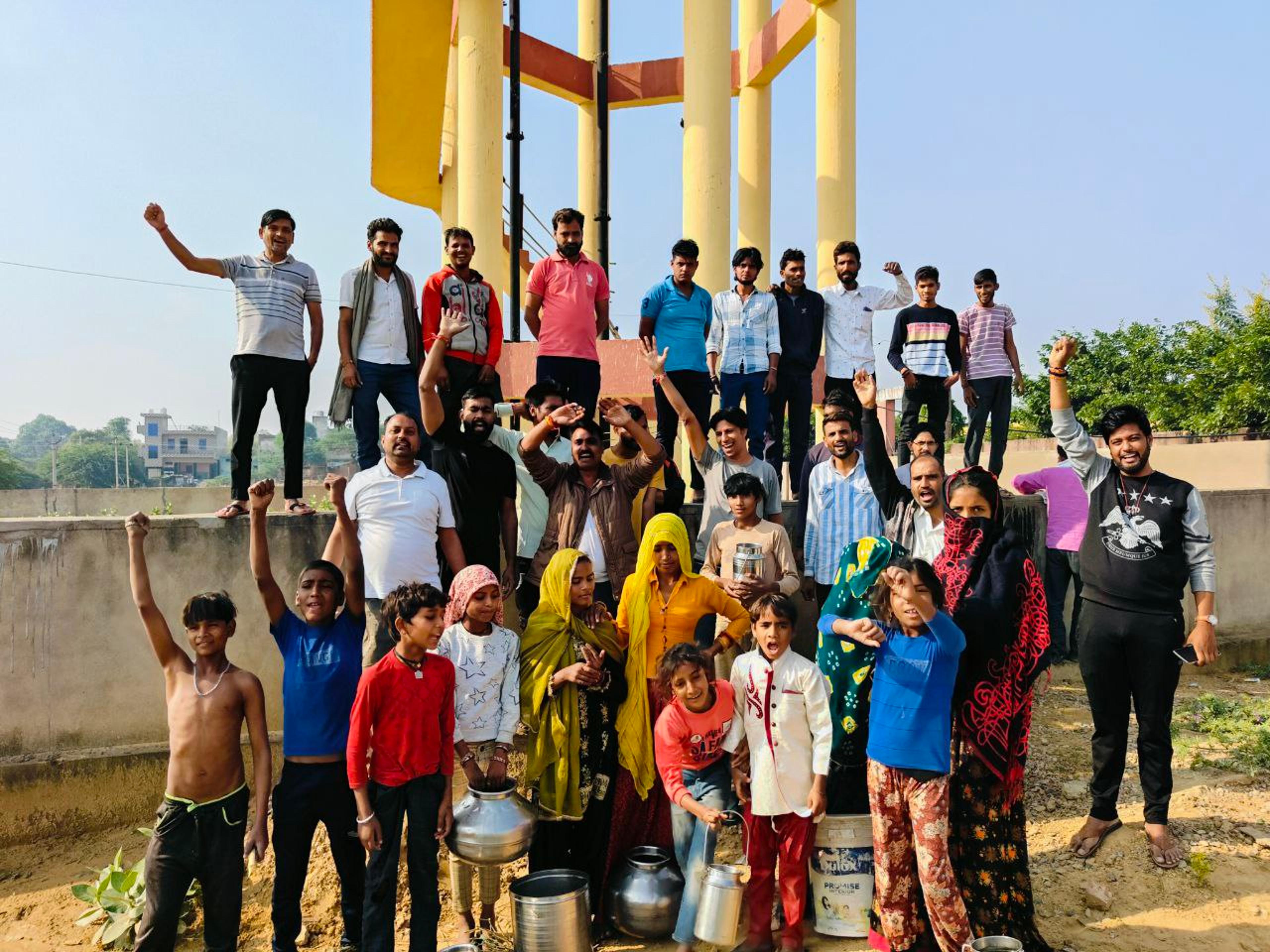 निहालपुरा में पेयजल किल्लत, ग्रामीणों ने किया टंकी पर चढ़ने का प्रयास
