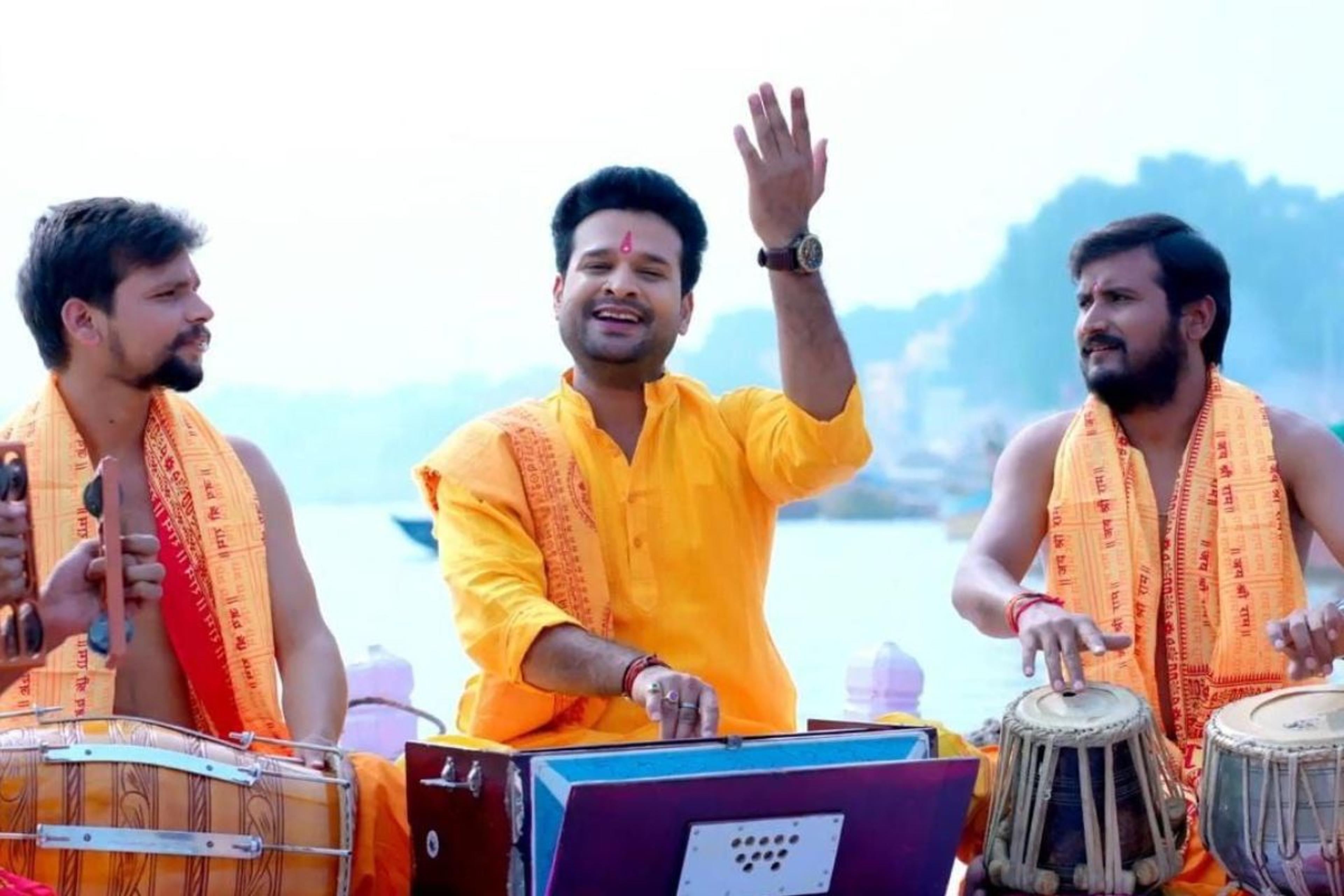 Video: छठ घाट के किनारे रितेश पांडेय ने गाया गाना ‘यूपी बिहार जगमगाए लागल’, देखें वीडियो