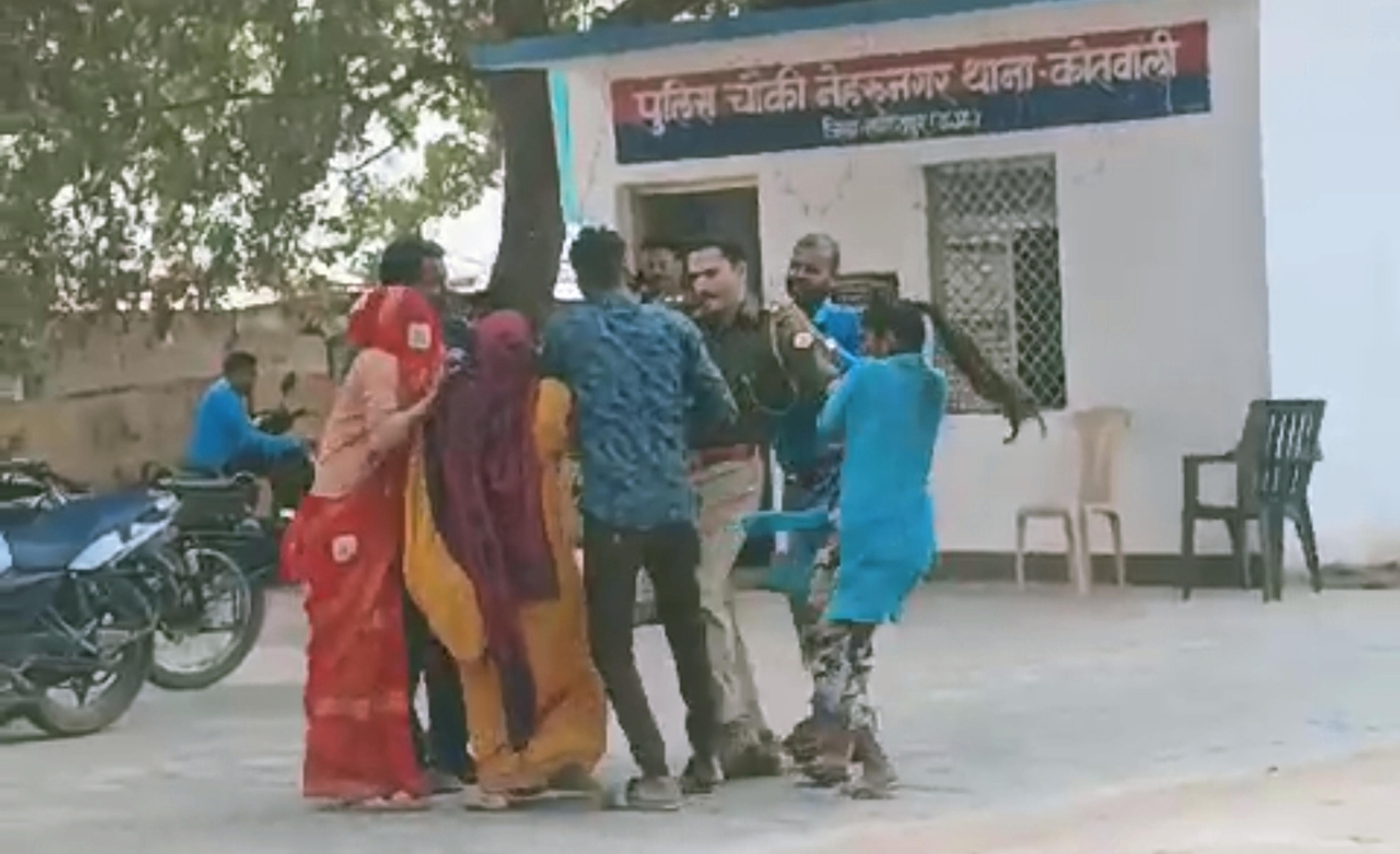 ललितपुर में पुलिस चौकी के अंदर महिलाओं से मारपीट का वीडियो वायरल, दो कर्मचारियों पर लगे आरोप