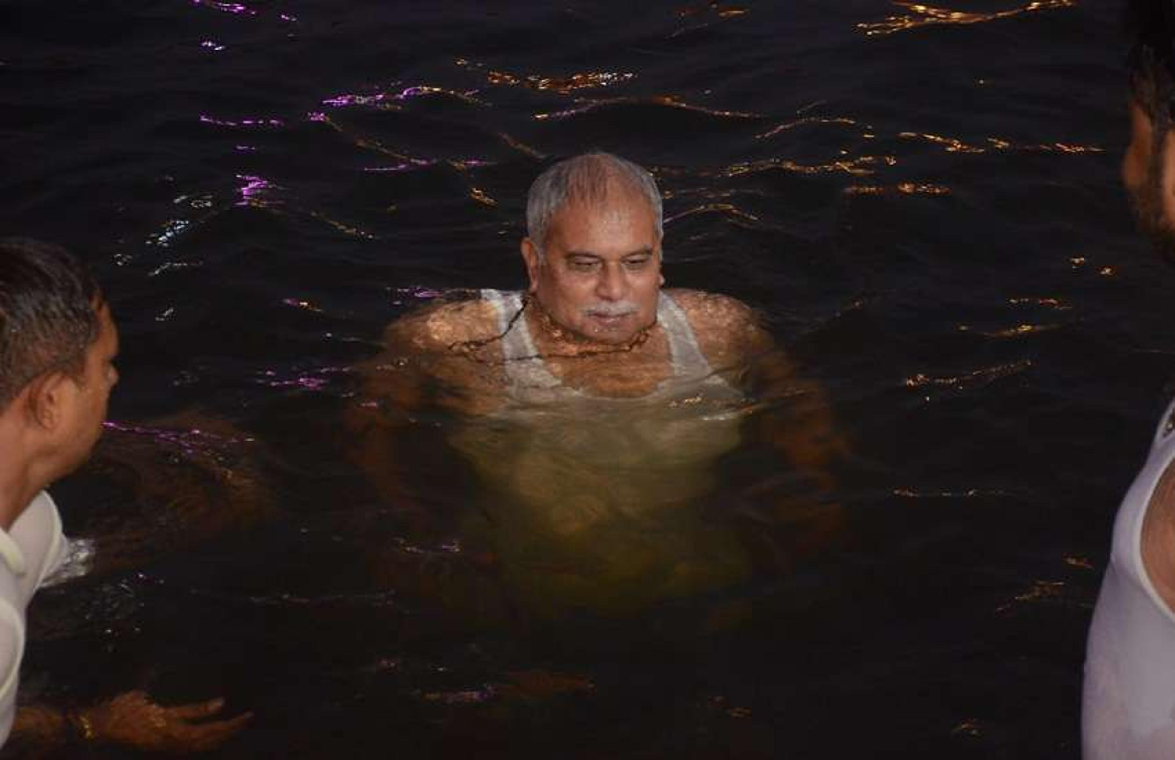 मुख्यमंत्री भूपेश बघेल ने महादेव घाट में किया कार्तिक स्नान, प्रातः काल शिव पूजा कर लिया आशीर्वाद, देखें PHOTO'S