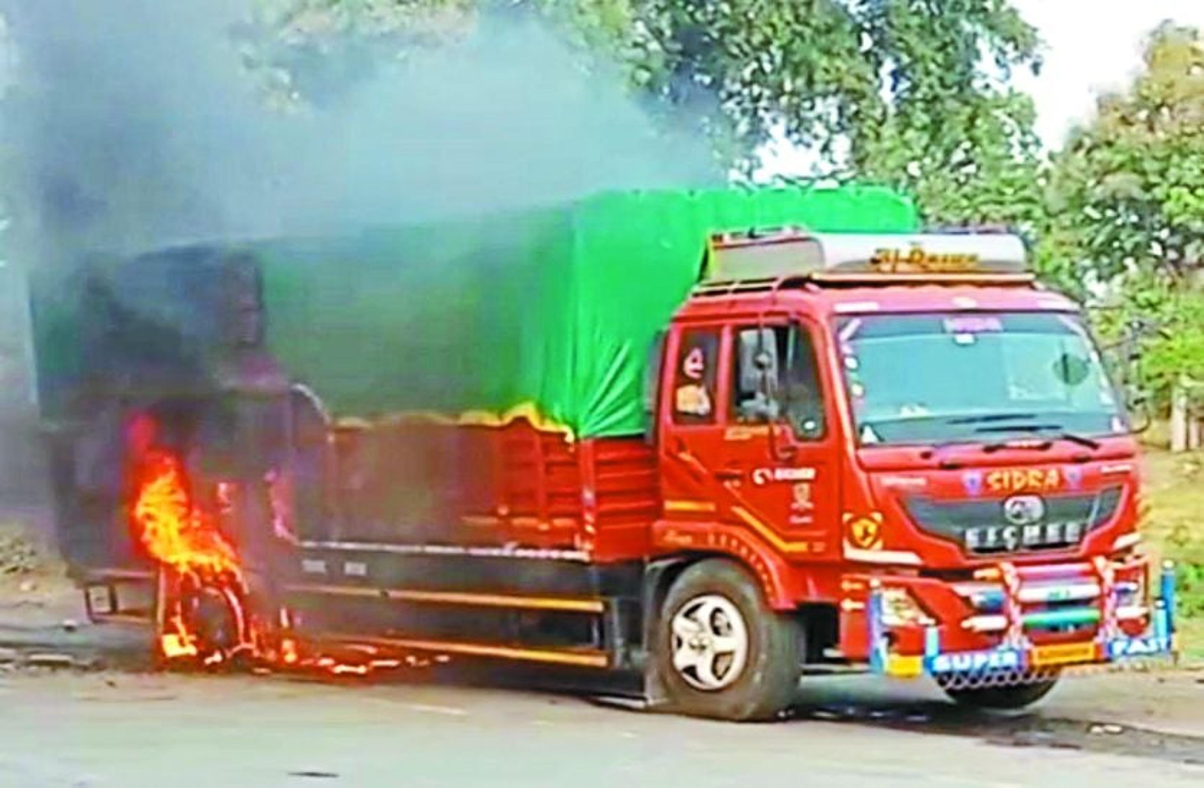 वीडियो : लोडिंग वाहन के साथ जल गई साढ़े तीन लाख की मटर
