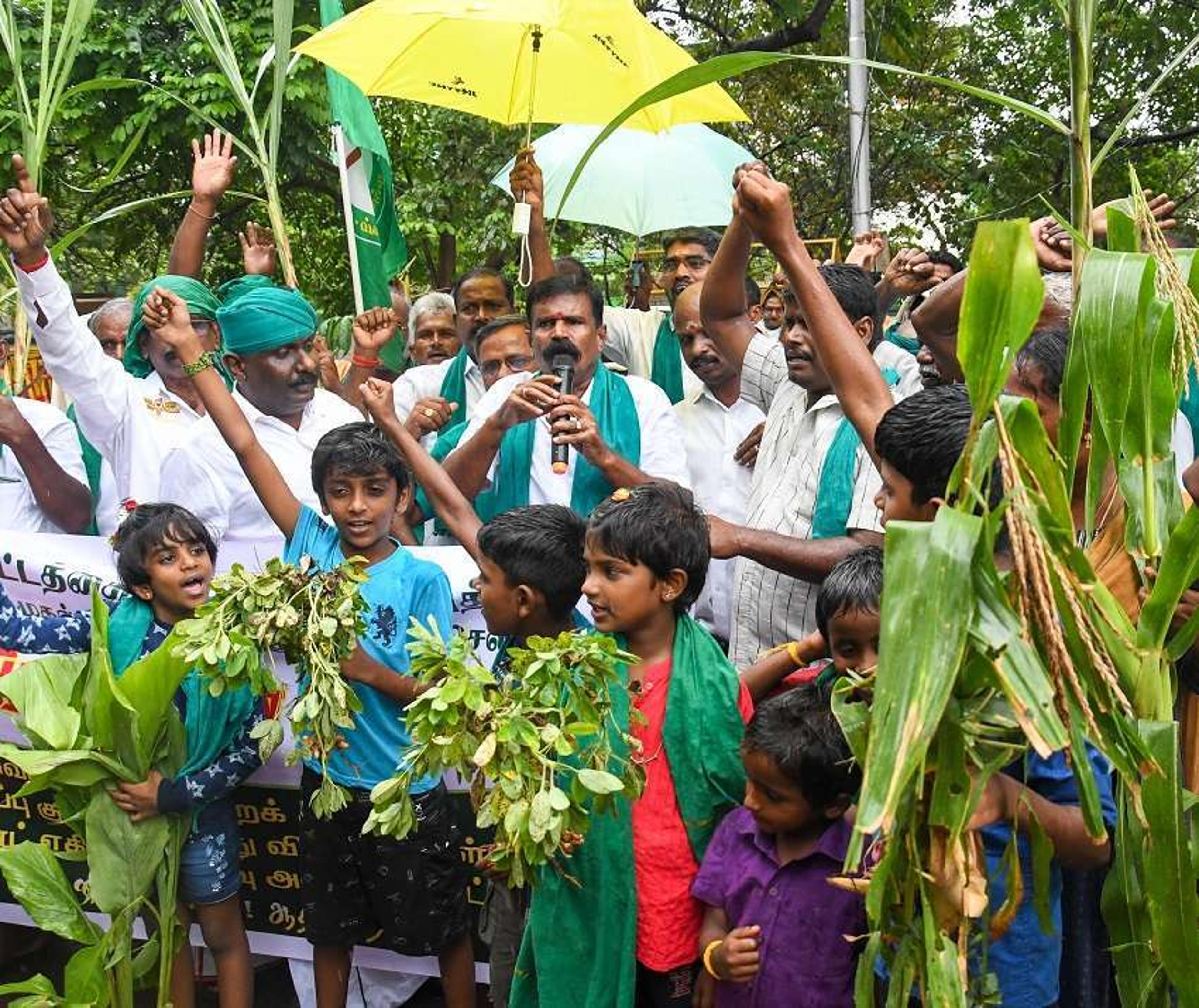 photos : हाथों में प्याज, मक्कई, मूंगफली और सब्जियों के पौधे लेकर किसानों ने किया प्रदर्शन