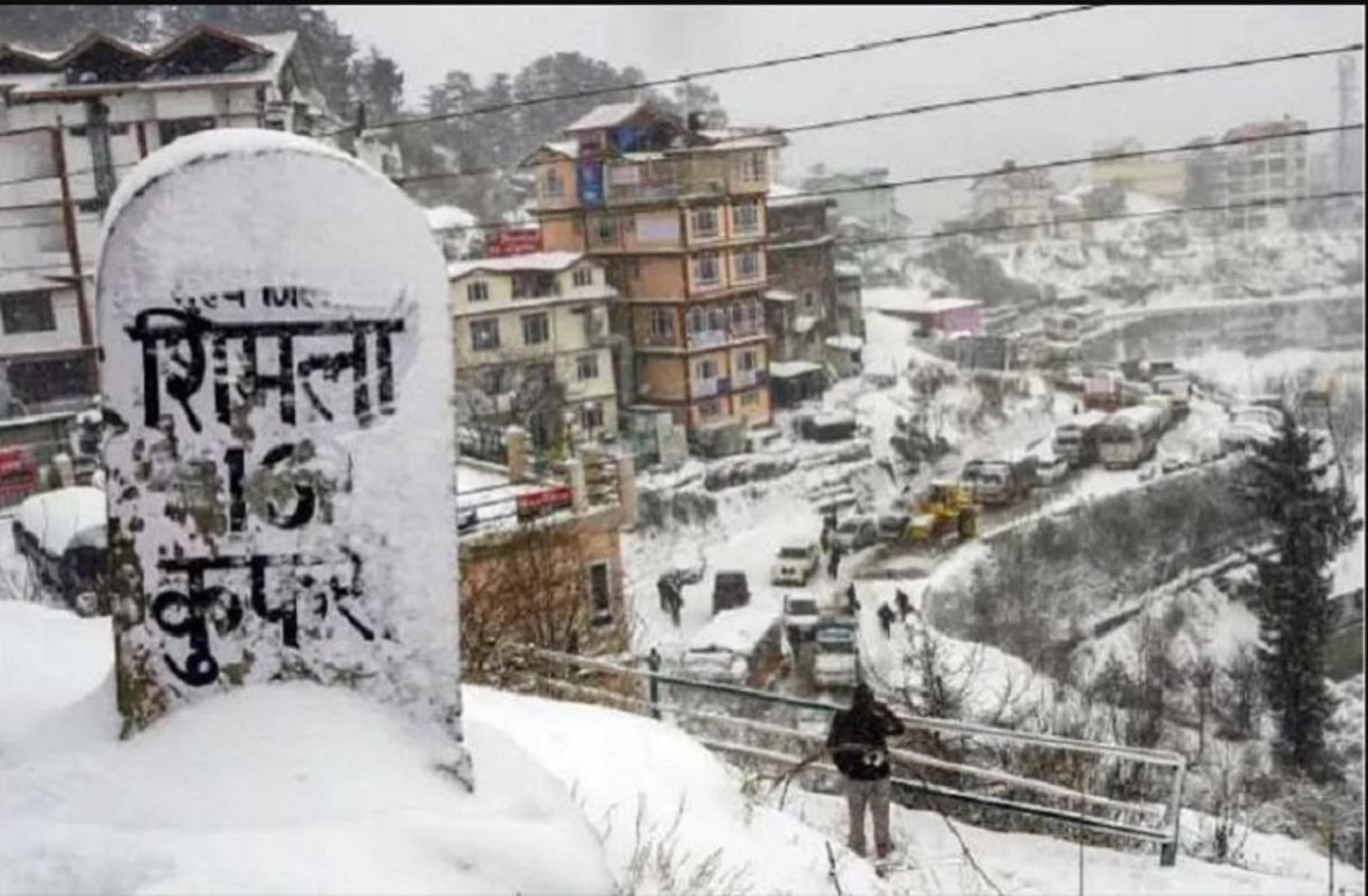 हिमाचल: बर्फ की बिछी सफेद चादर, काजा-स्पीति का संपर्क कटा
