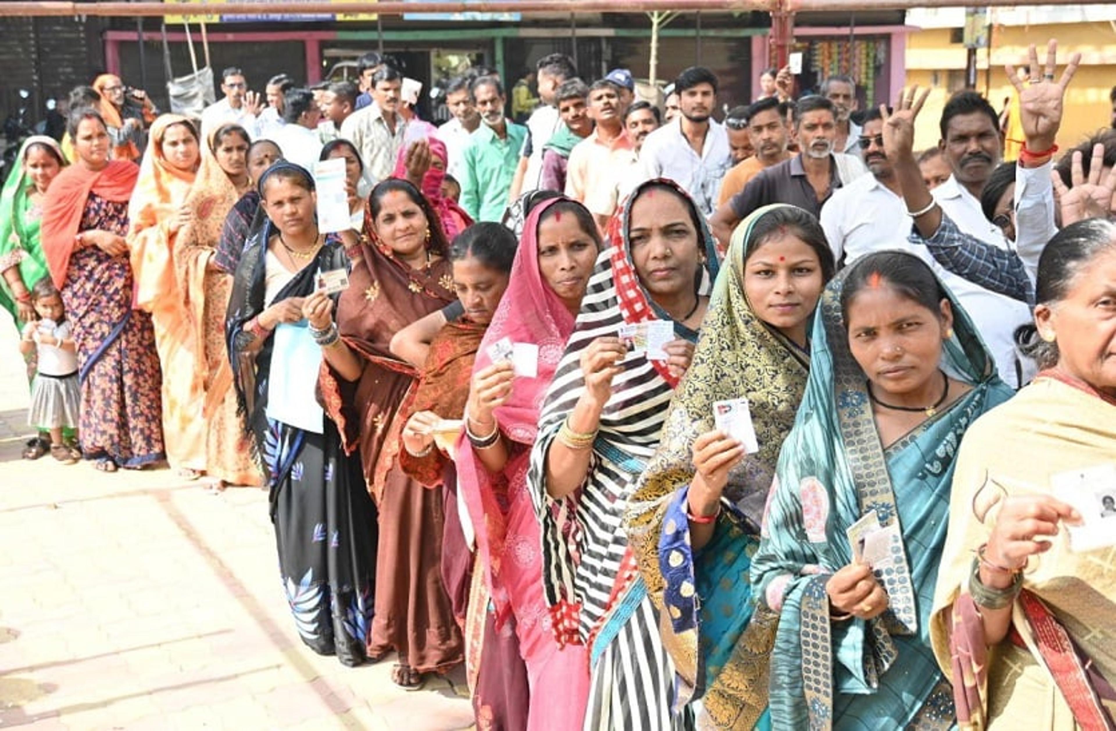 CG Election Result 2023  : गारंटी व भरोसे की दुविधा में पड़ गईं महिला मतदाता