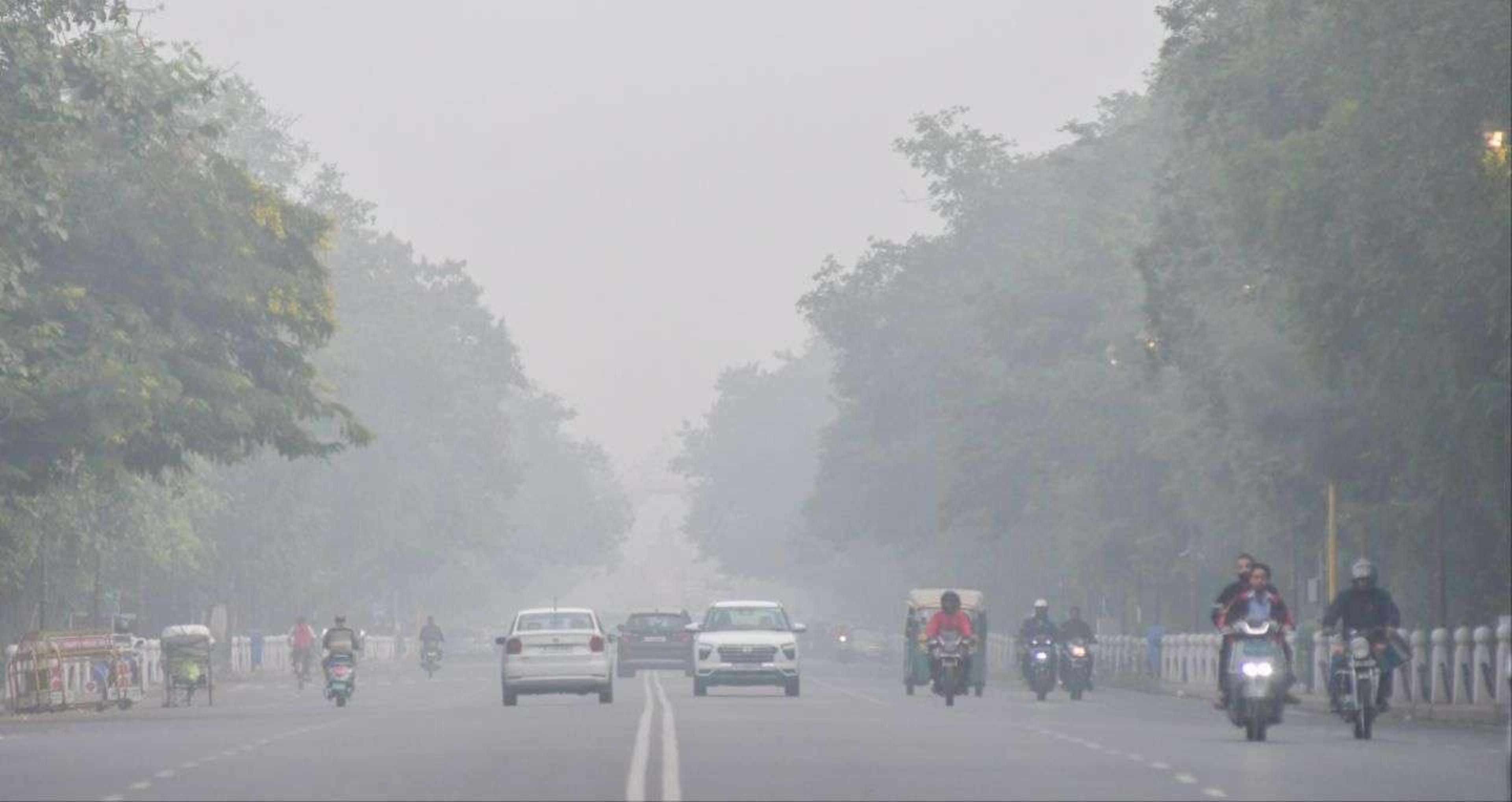 जयपुर में छाया कोहरा। गिरा तापमान। देखें तस्वीरें।