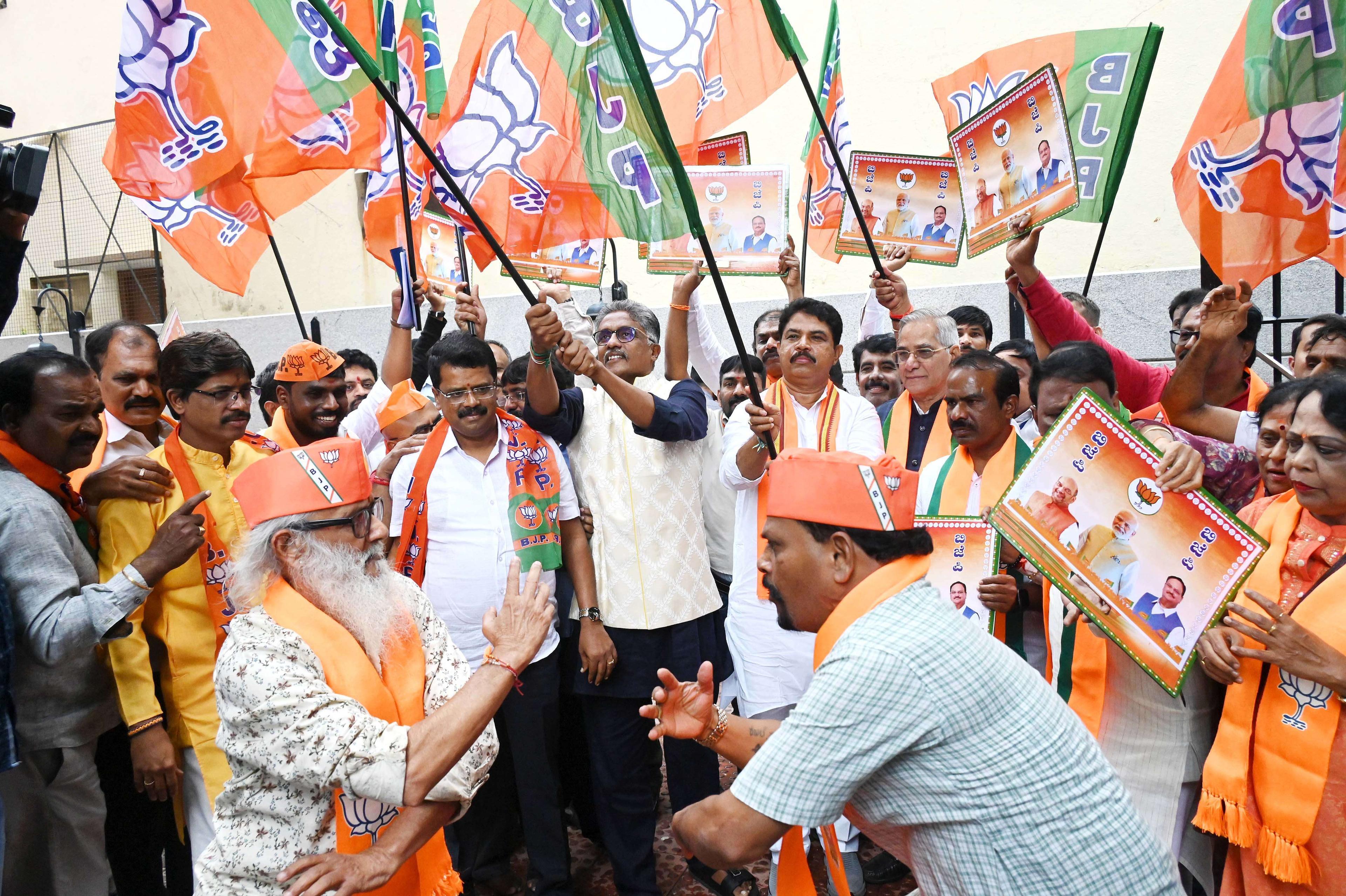 Photos: जीत की खबर मिलते ही ​भाजपा नेताओं ने बांटी मिठाई