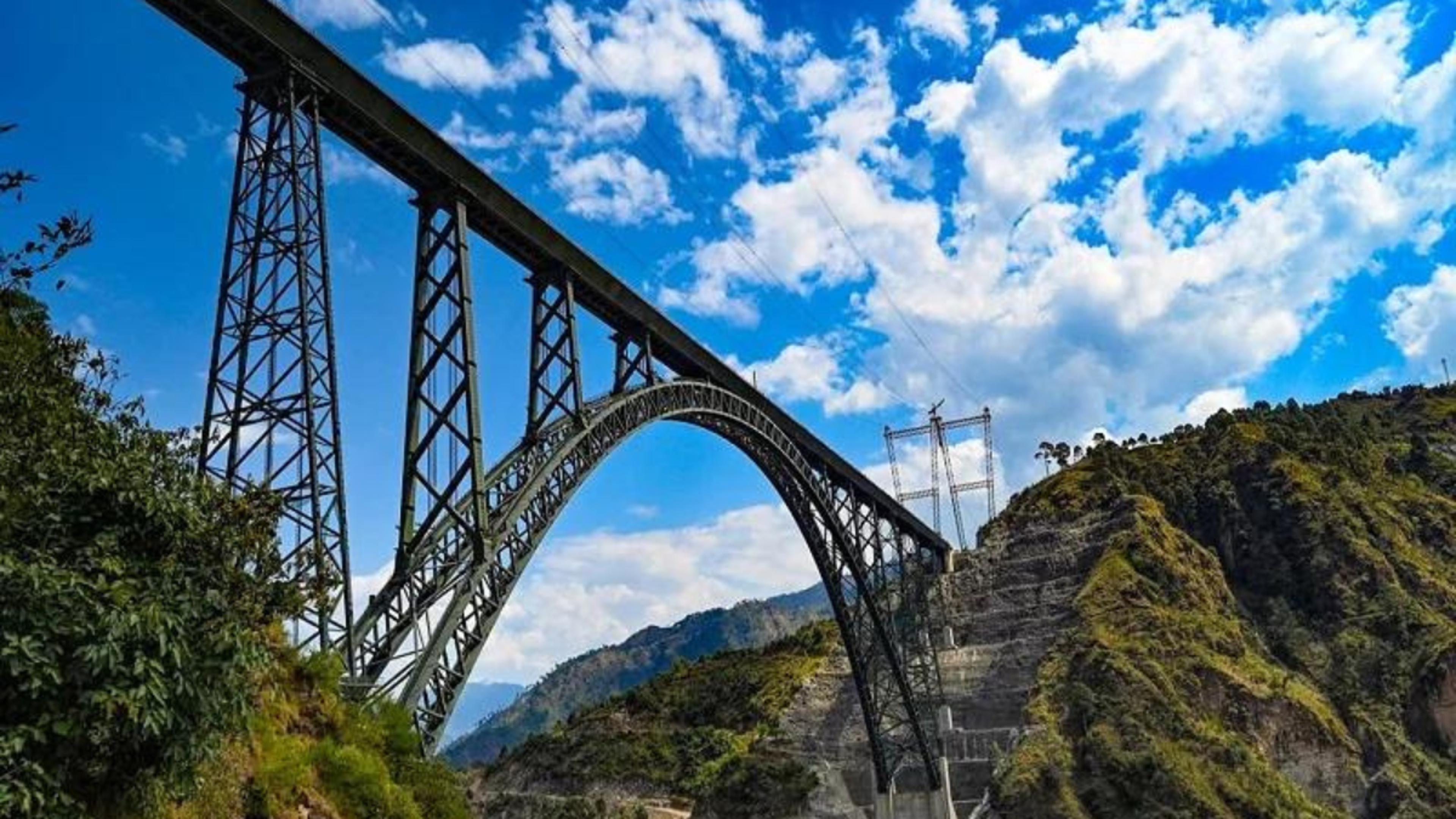 Jammu And Kashmir Chenab Railway Bridge : पीएम मोदी आज करेंगे दुनिया के सबसे ऊंचे रेलवे पुल का उद्घाटन, जानिए इसकी 20  खासियतें, लागत और मजबूती