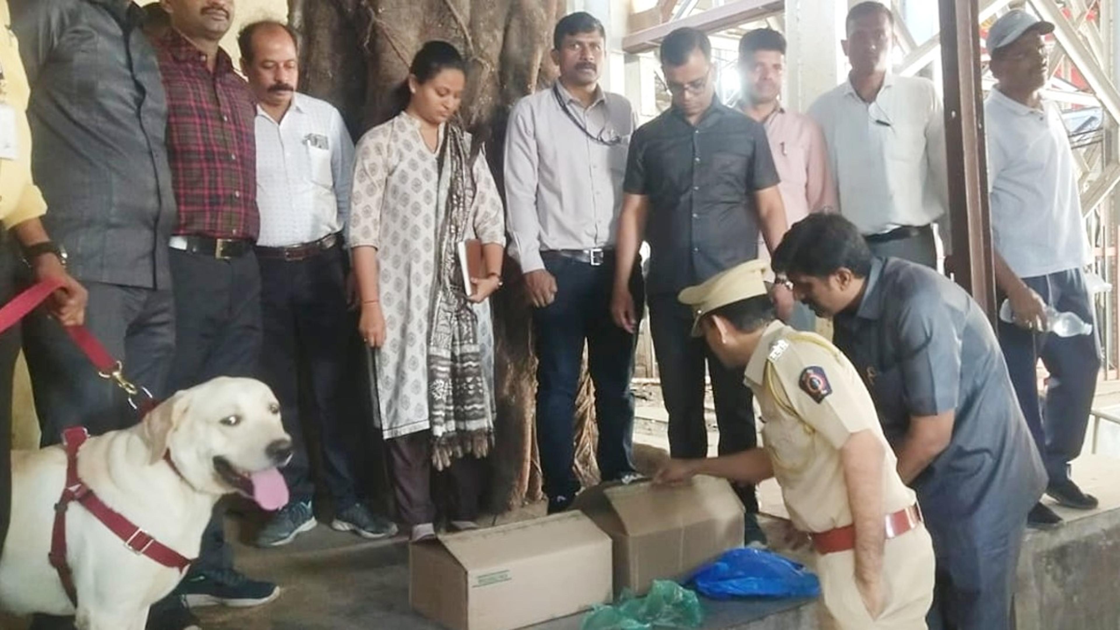 मुंबई में बम धमाके की आतंकी साजिश, कल्याण स्टेशन के बाहर मिले 54 डेटोनेटर