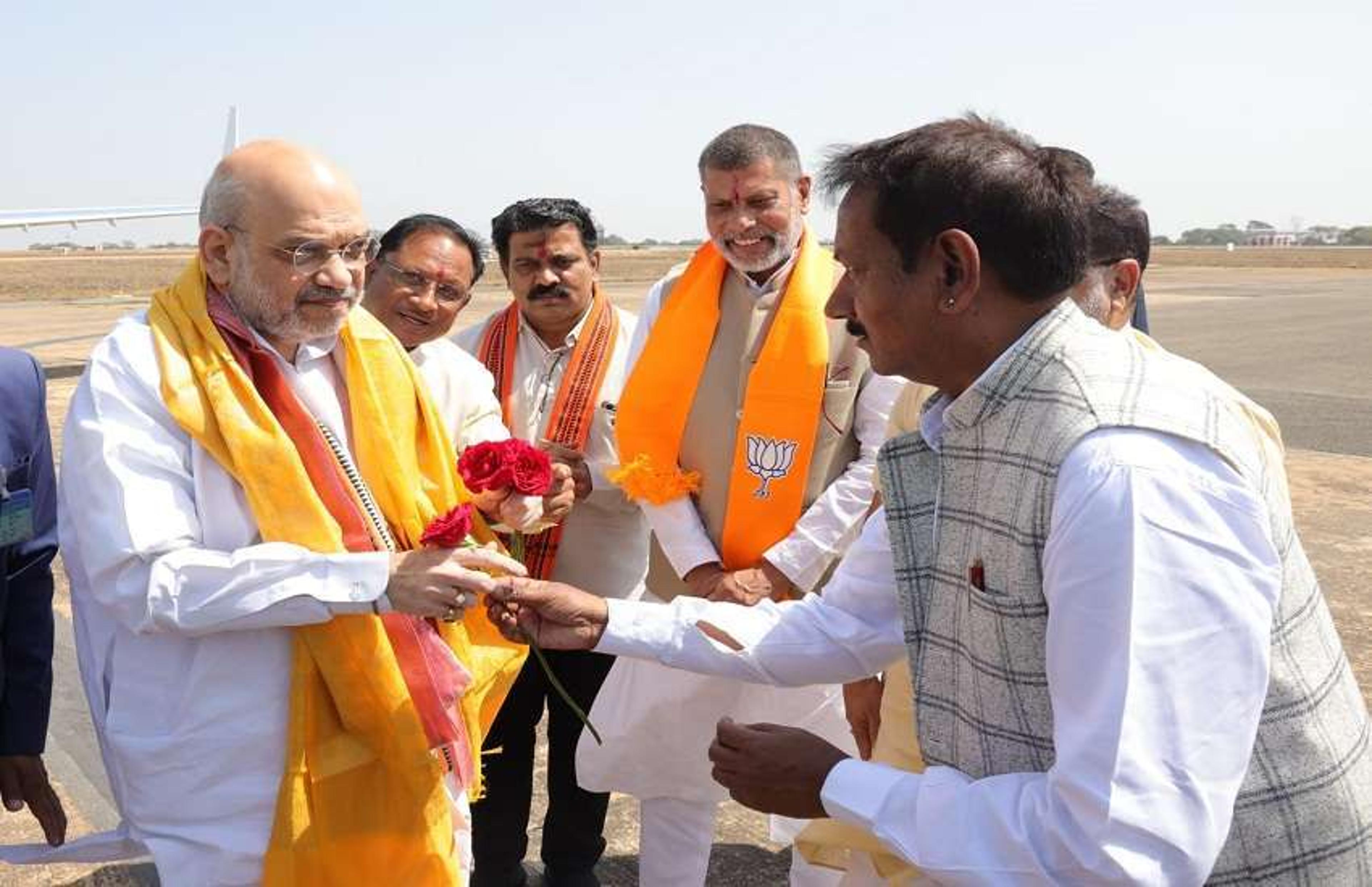 Amit Shah visit Chhattisgarh: केंद्रीय गृह मंत्री अमित शाह पहुंचे रायपुर, CM साय सहित अन्य नेताओं ने किया स्वागत, देखें photos