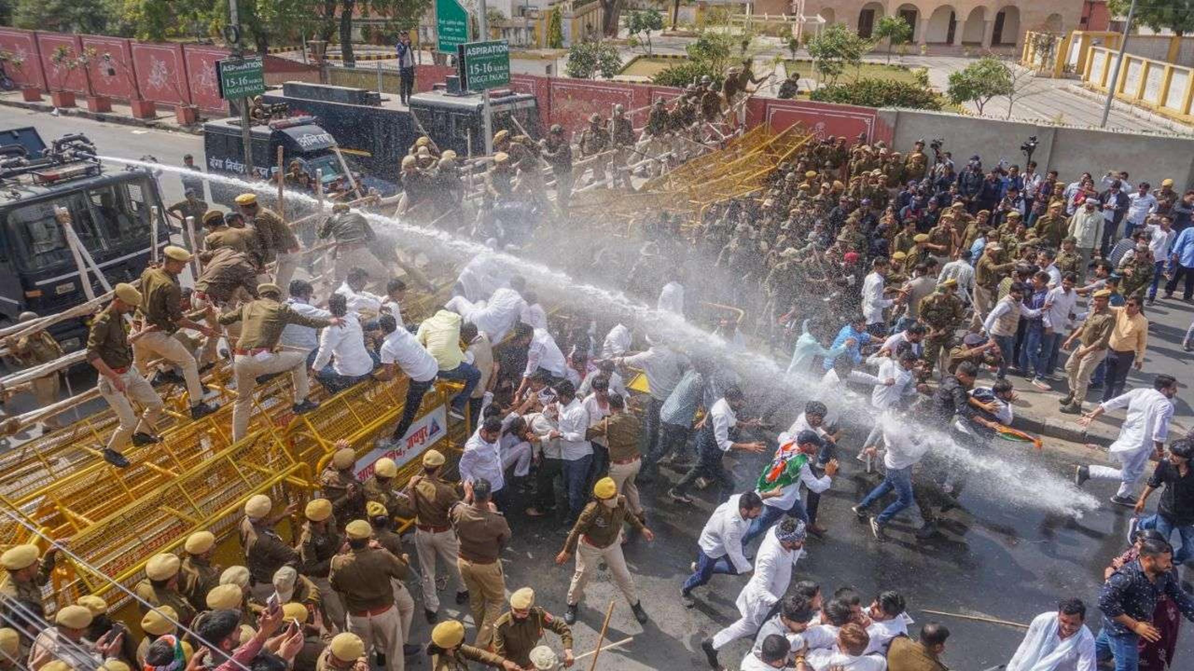 ऊपर पानी नीचे लाठी। जयपुर में यूथ कांग्रेस के प्रदर्शन पर पुलिस ने किया लाठीचार्ज। देखें तस्वीरें।